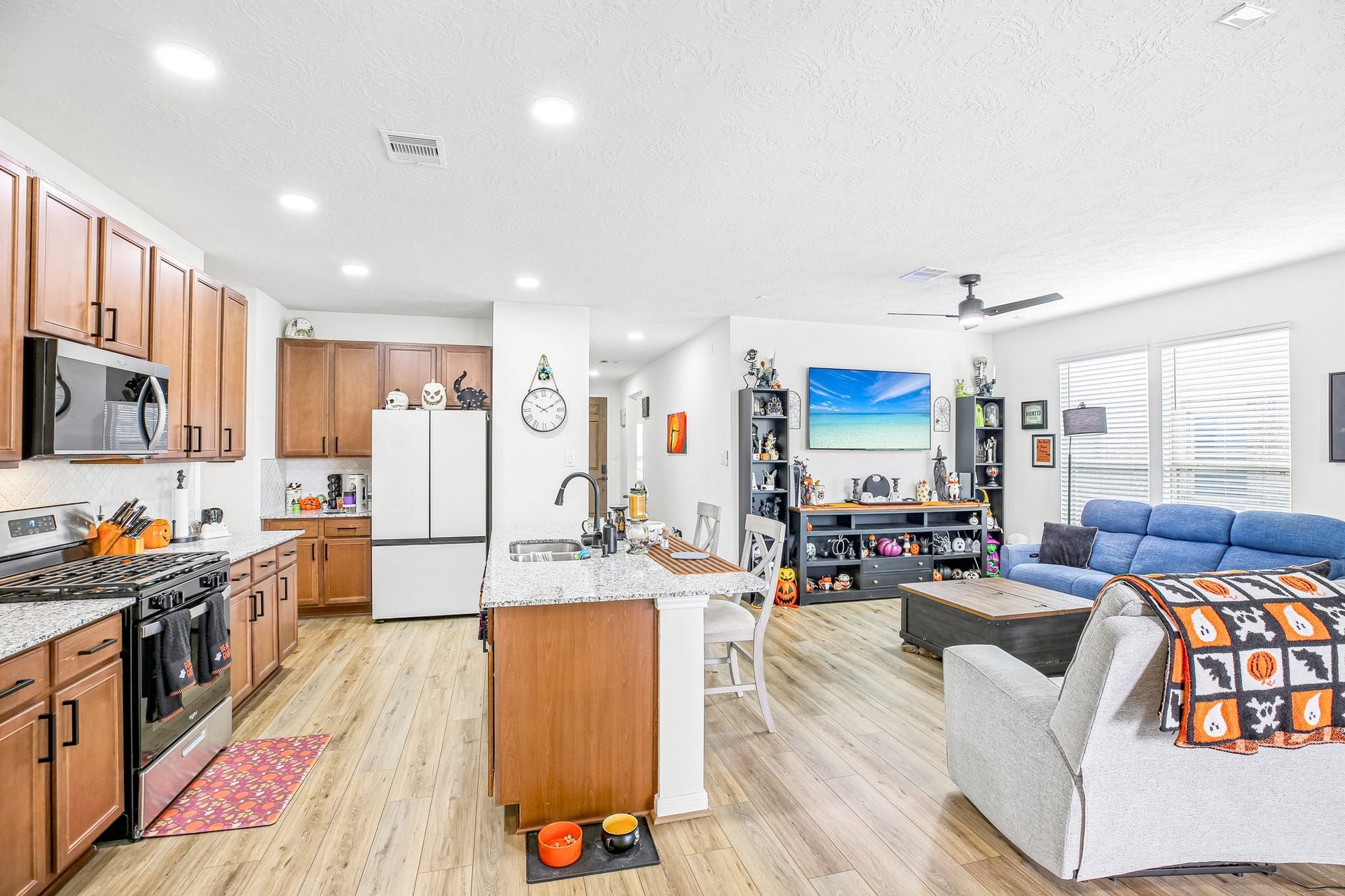 1717 Vista Luna Drive, Texas City, TX 77591 Large island with breakfast bar.