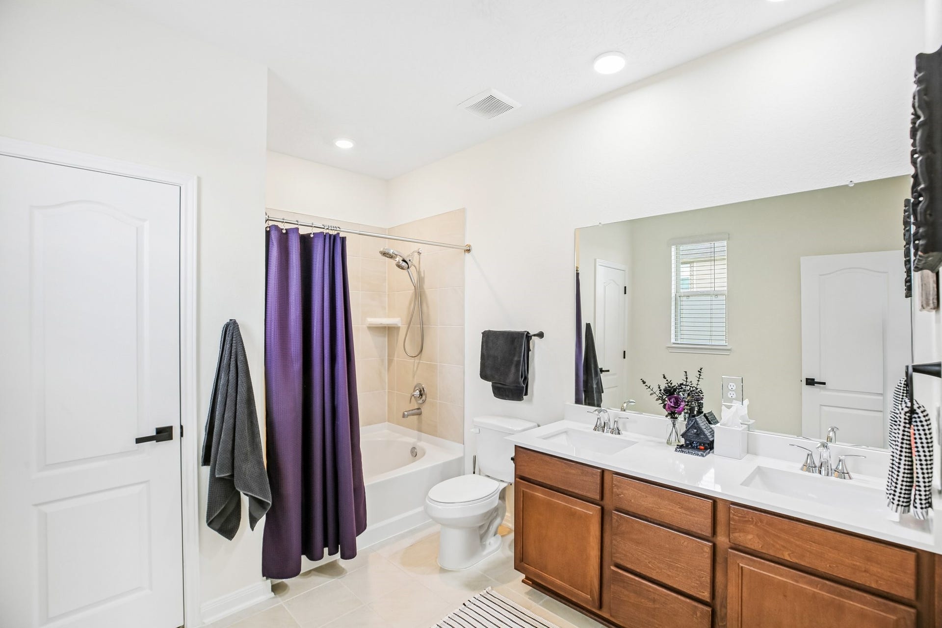 1717 Vista Luna Drive, Texas City, TX 77591 Primary bathroom has double sinks and large soaking tub/shower.