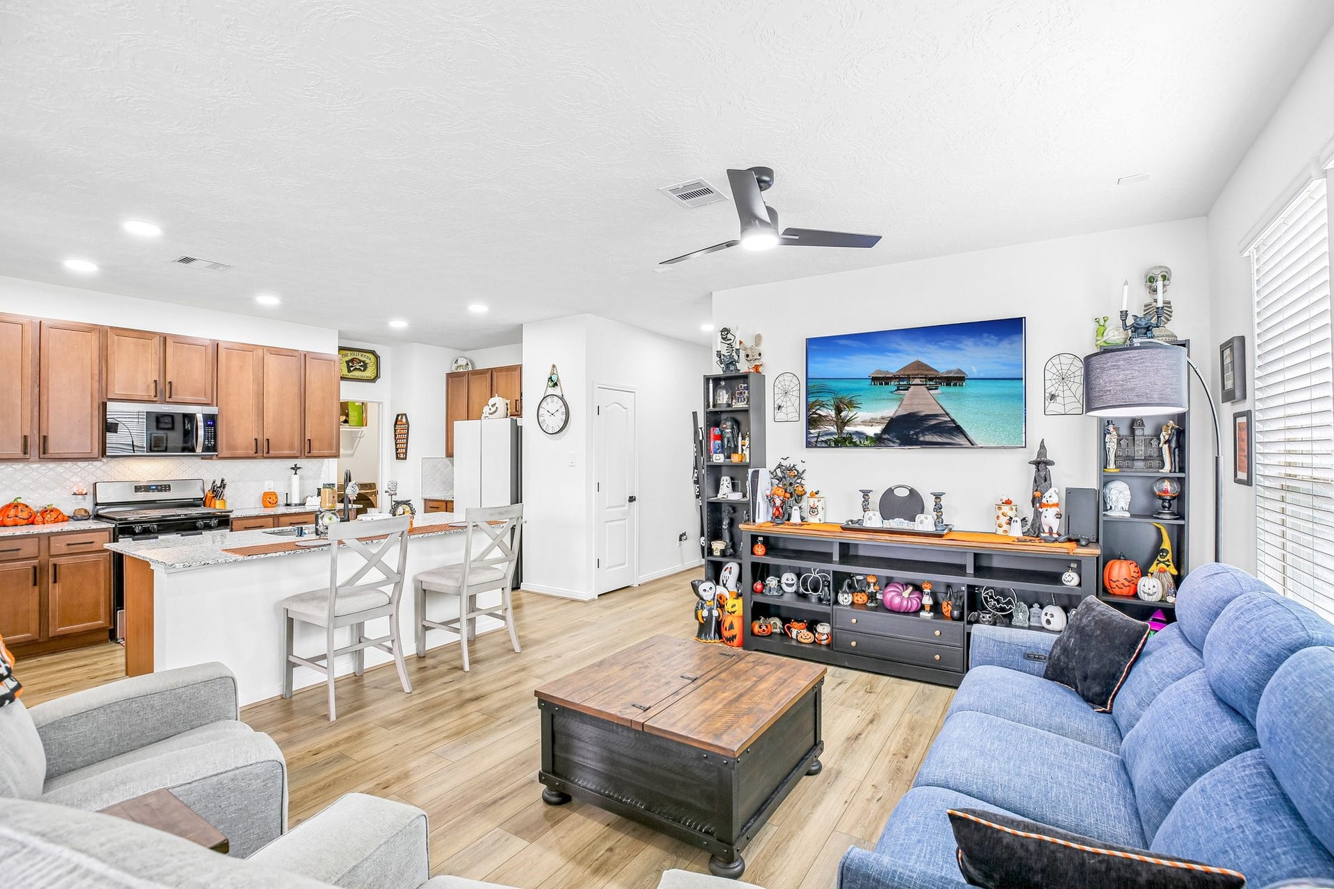 1717 Vista Luna Drive, Texas City, TX 77591 Tv mount will remain with the home.