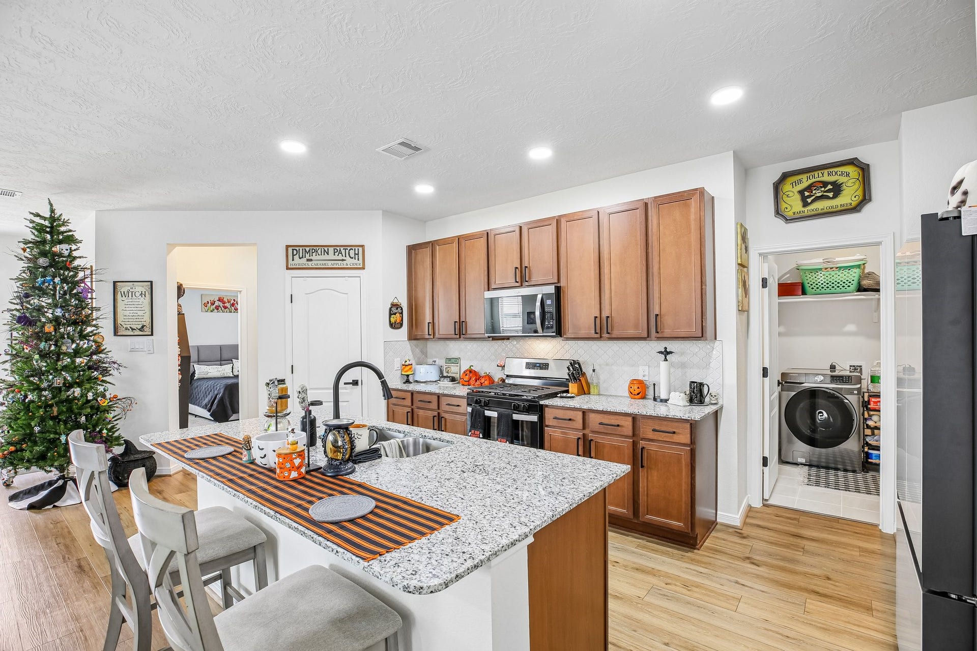 1717 Vista Luna Drive, Texas City, TX 77591 Black accent handles added.