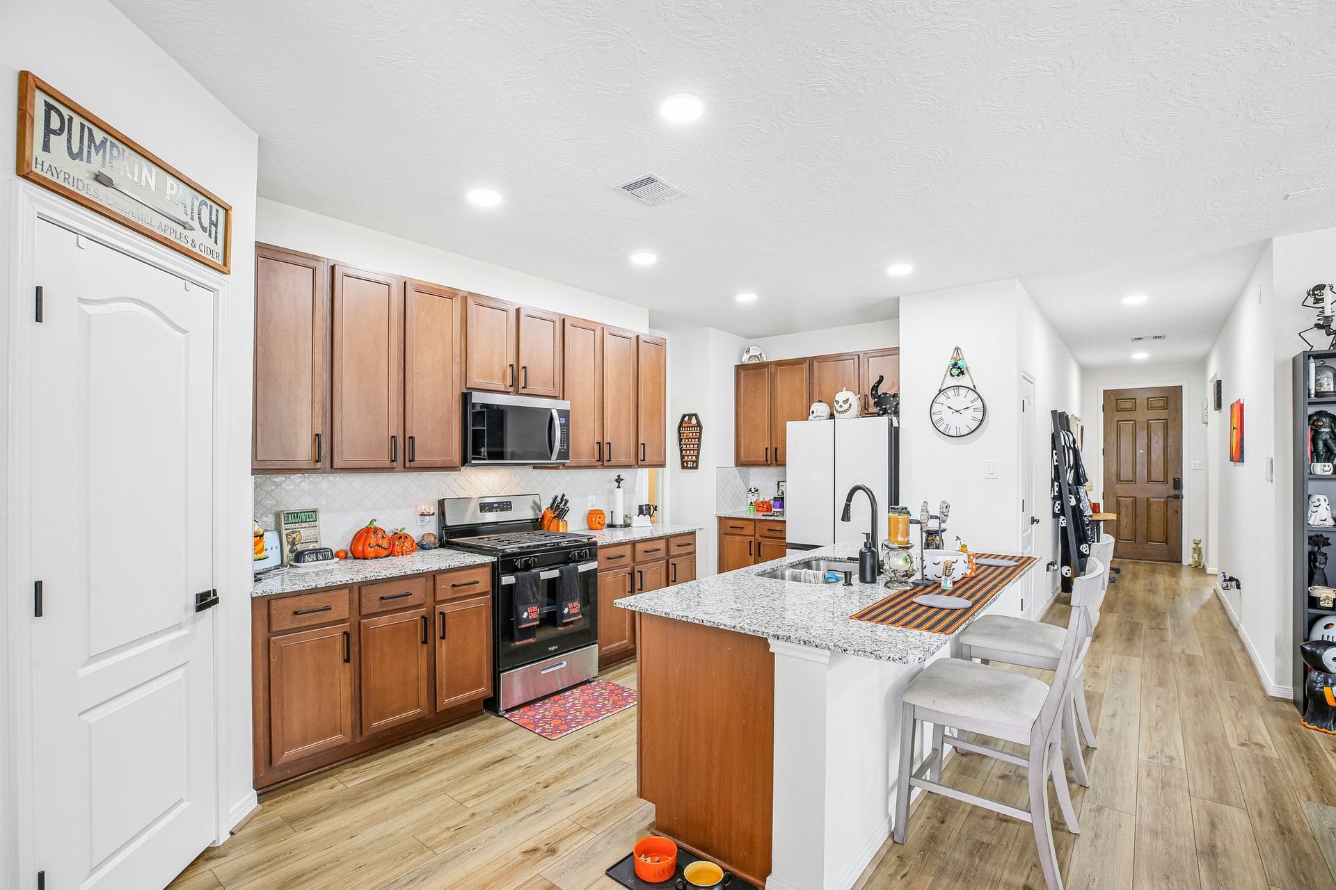 1717 Vista Luna Drive, Texas City, TX 77591 Kitchen refrigerator included. Spacious pantry.