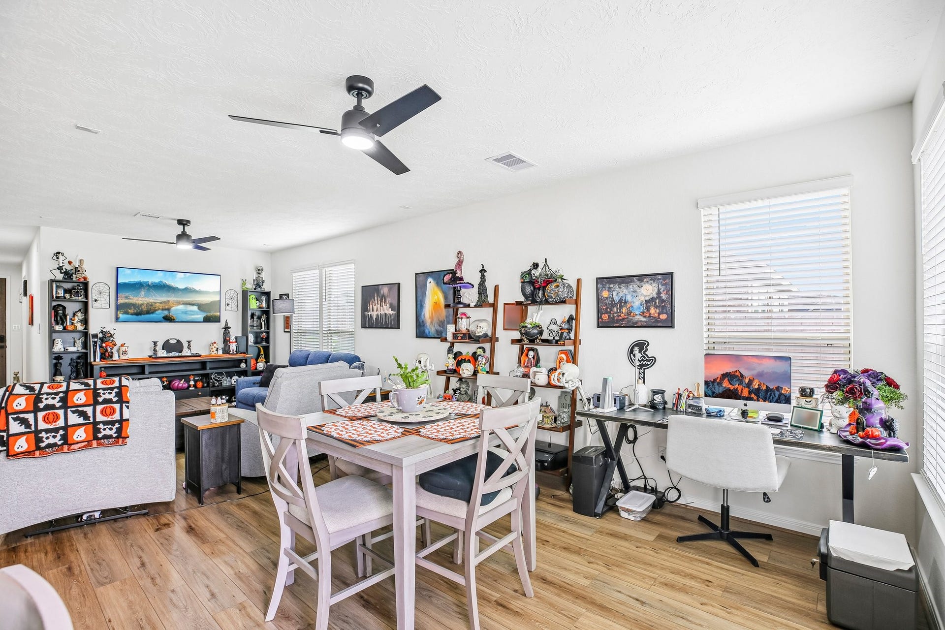 1717 Vista Luna Drive, Texas City, TX 77591 open floor plan flow well between the kitchen, dining and living rooms.