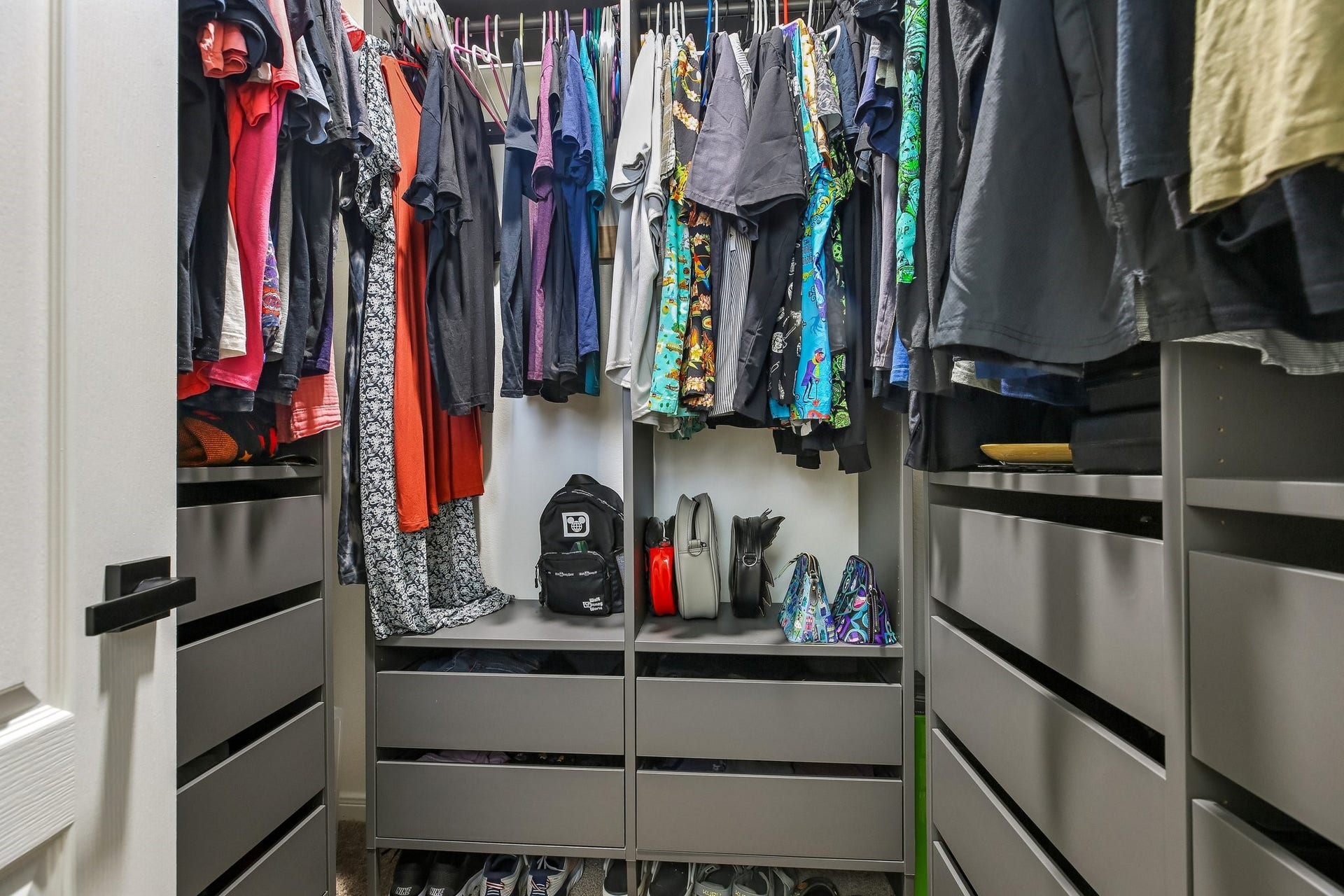 1717 Vista Luna Drive, Texas City, TX 77591 Closet system includes drawers