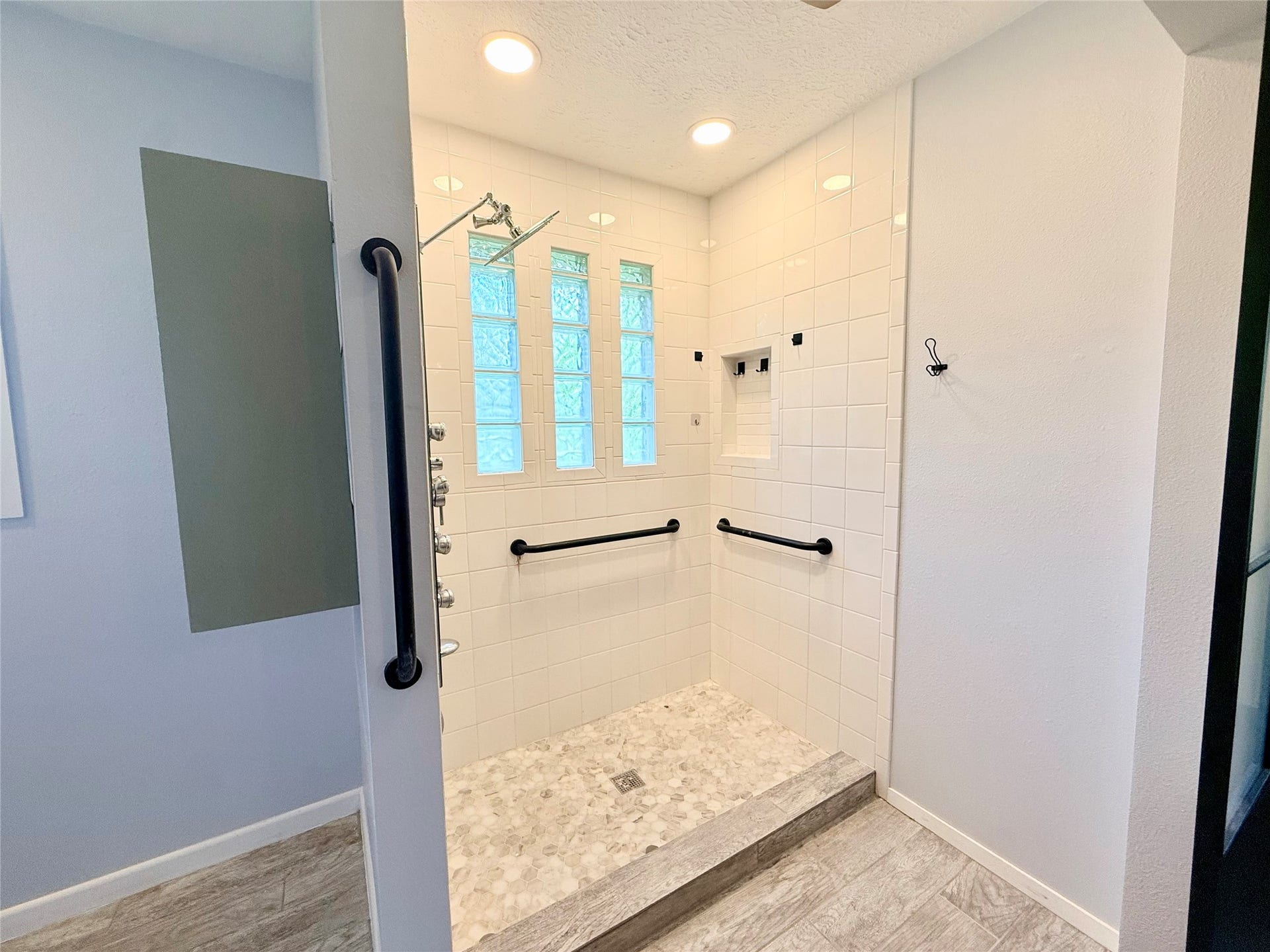 2410 Point Comfort Court, Webster, TX 77598 Primary Bathroom
