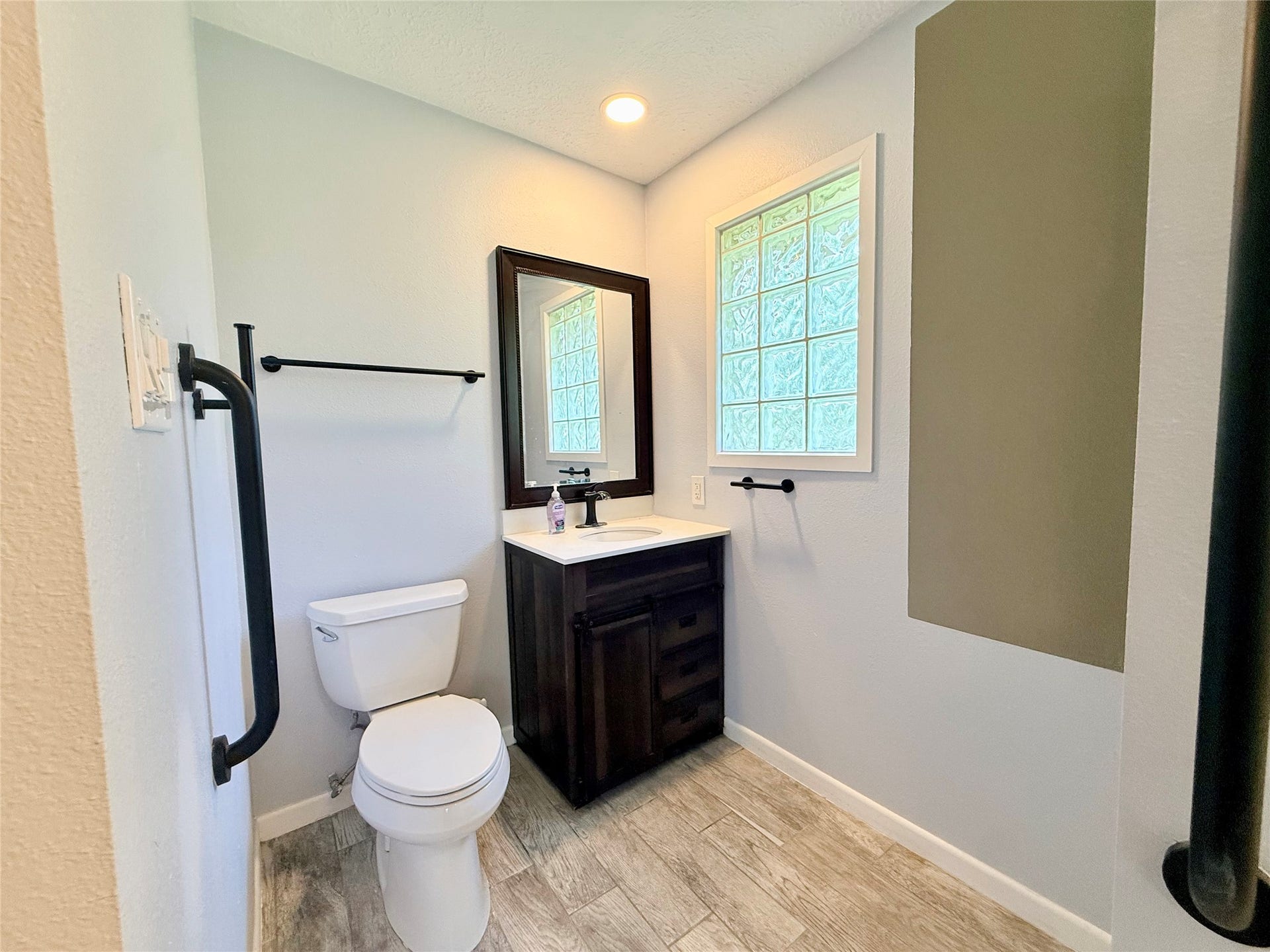 2410 Point Comfort Court, Webster, TX 77598 2410 Point Comfort Court, Webster, TX 77598