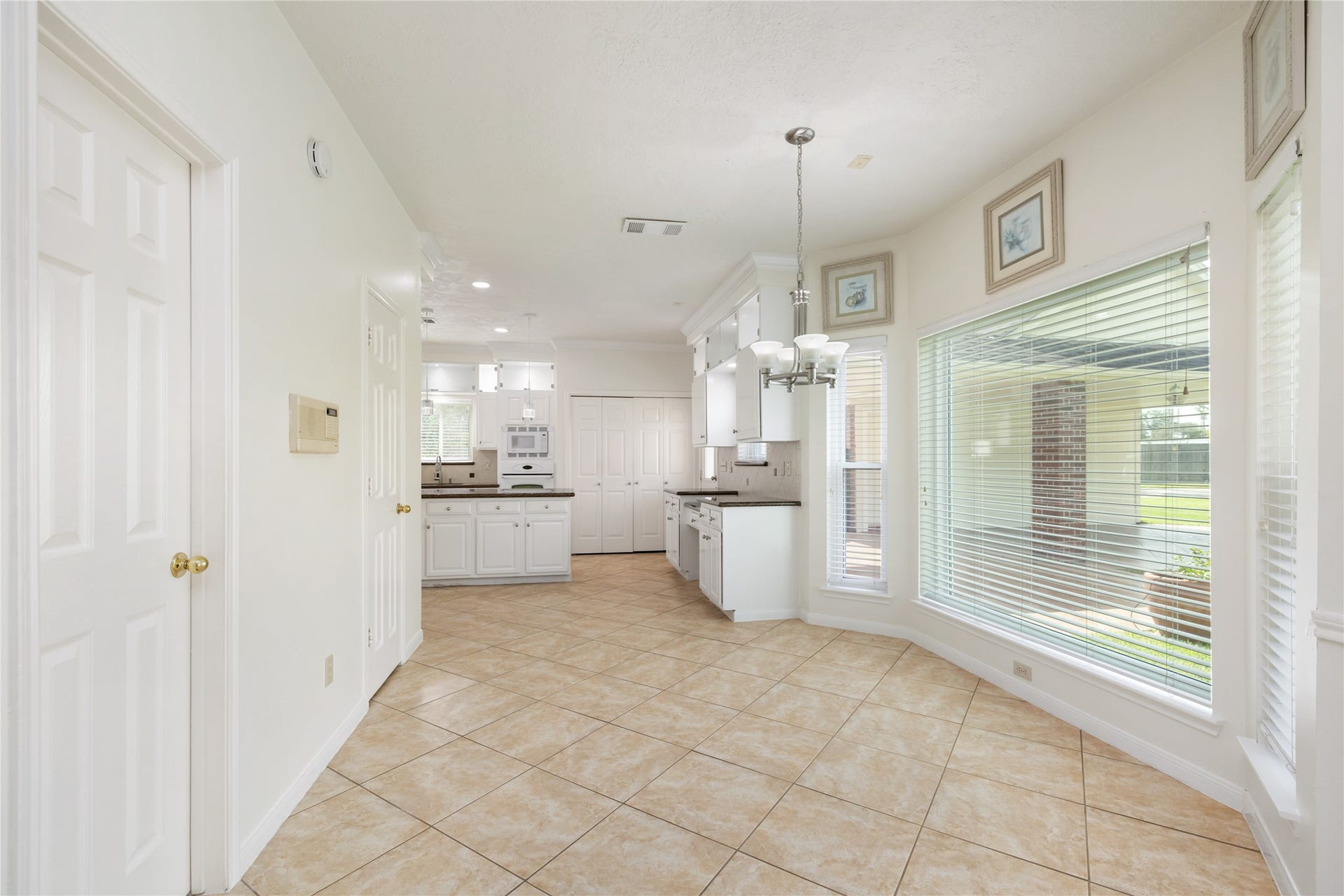 9718 Deverell Drive, Sugar Land, TX 77498 The sunny breakfast nook is perfect to overlook the backyard from here.