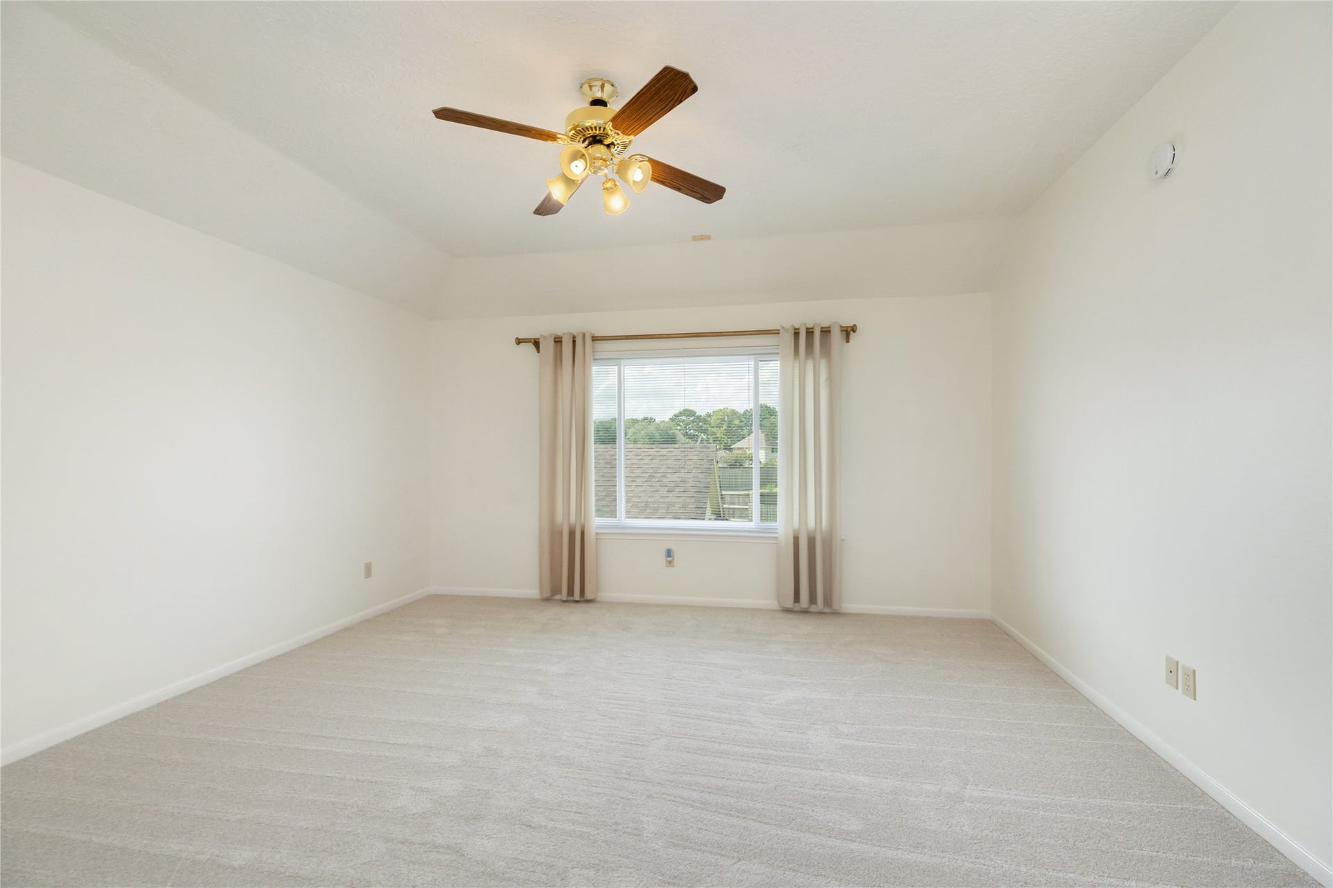 9718 Deverell Drive, Sugar Land, TX 77498 Very nice sized primary bedroom! New carpet make this move in ready!