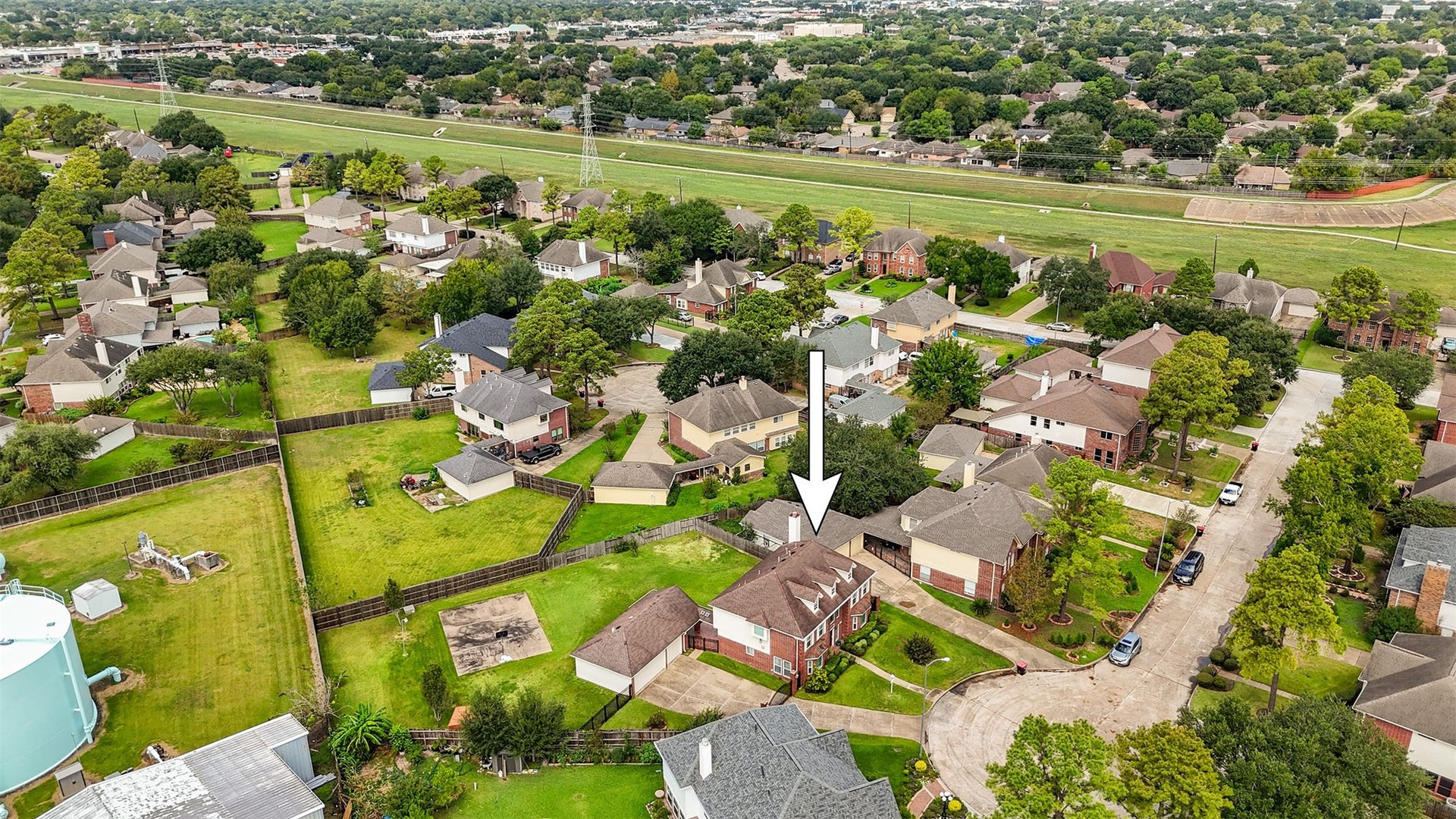 9718 Deverell Drive, Sugar Land, TX 77498 Groceries, coffee and casual dining sit along Hwy 6, about a mile from the front door. Notice the cul-de-sac lot as well. Be sure to make an appointment to see this home in person.