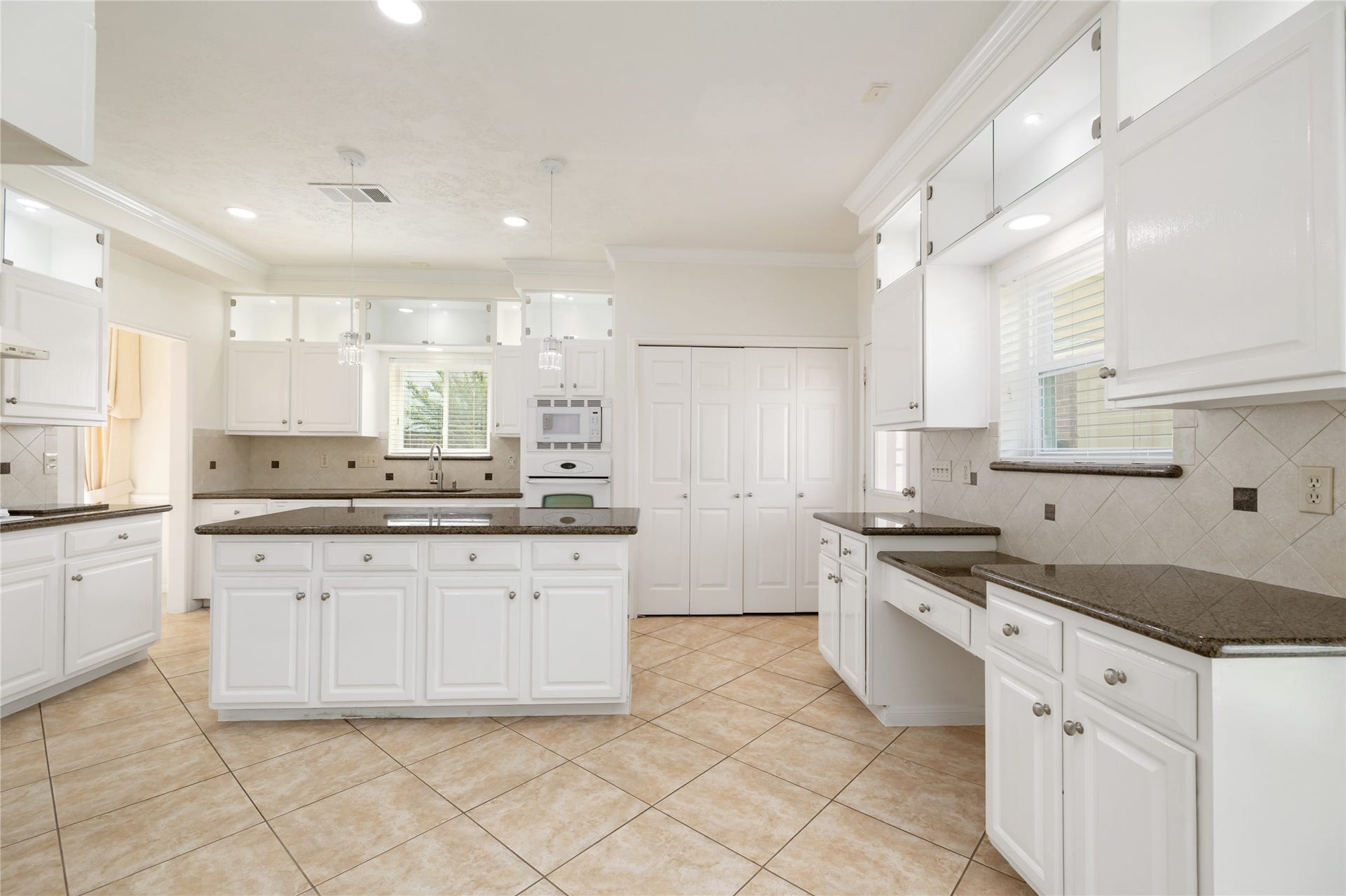 9718 Deverell Drive, Sugar Land, TX 77498 Granite counters offer ample surface to prep, bake and serve.