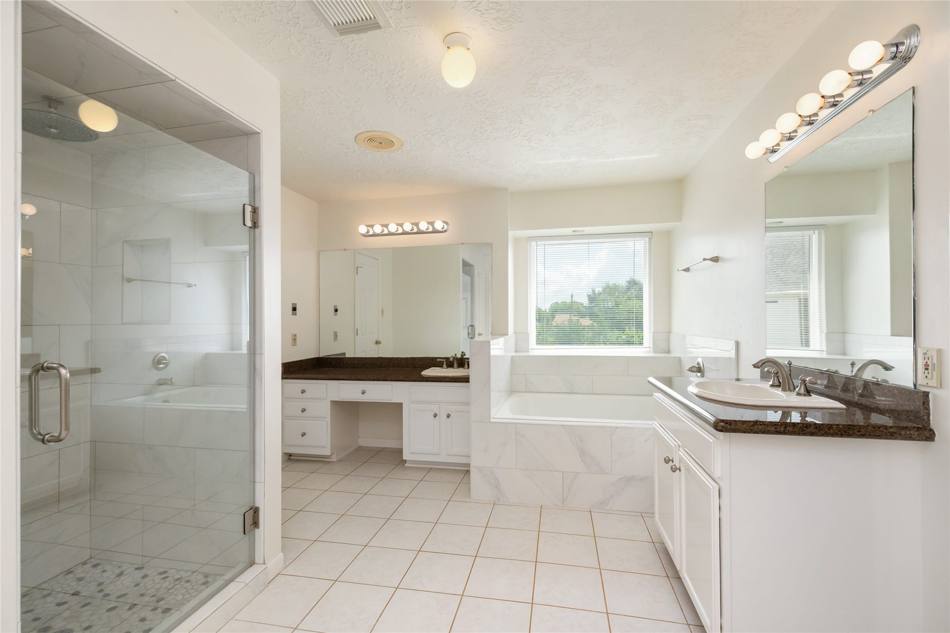 9718 Deverell Drive, Sugar Land, TX 77498 Unwind in the never-used jet tub.