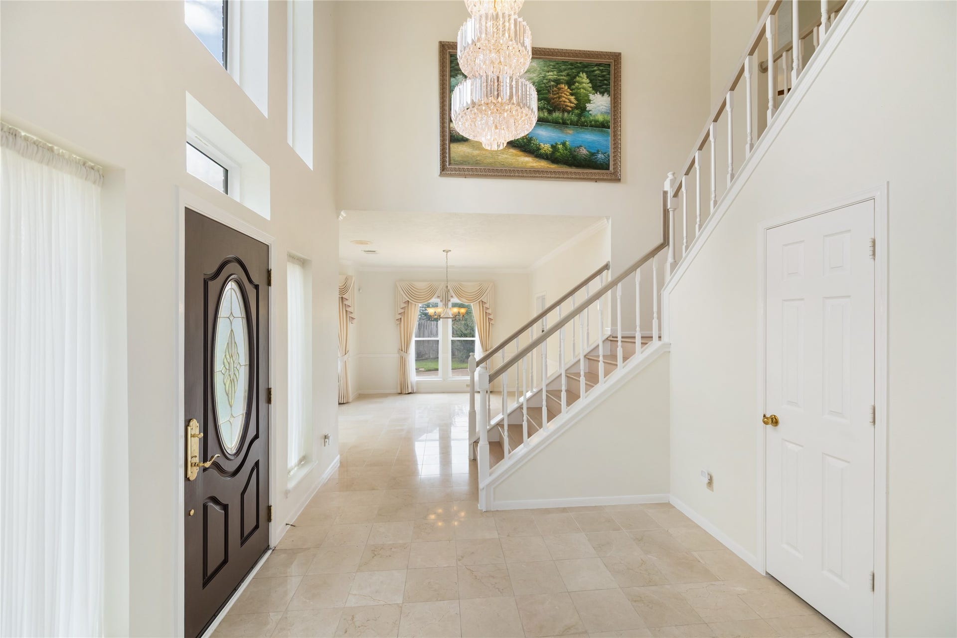 9718 Deverell Drive, Sugar Land, TX 77498 A striking 3-tier chandelier crowns the foyer.