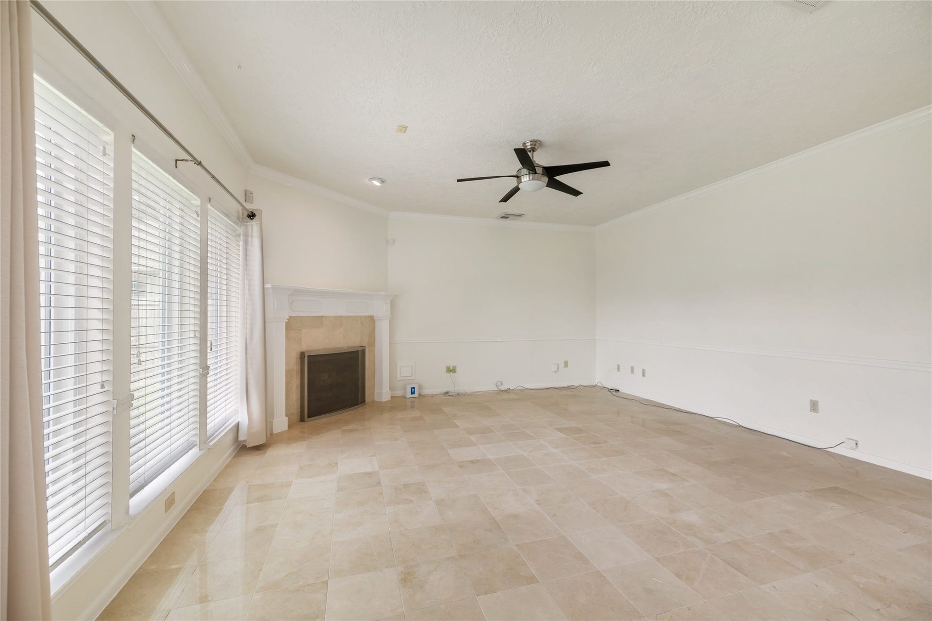 9718 Deverell Drive, Sugar Land, TX 77498 Neutral walls make it easy to bring your own style.
