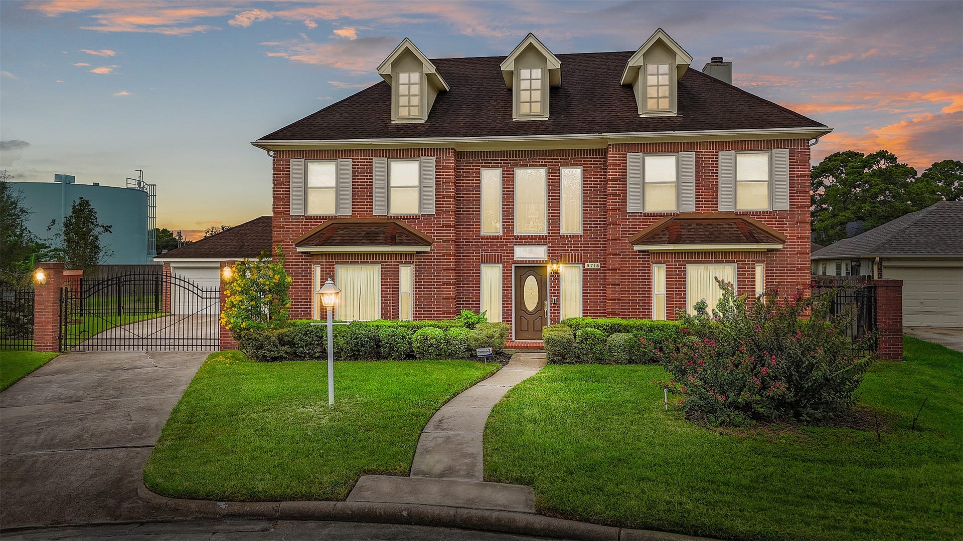 9718 Deverell Drive, Sugar Land, TX 77498 Welcome to this spacious home on an oversized cul-de-sac lot. Wrought-iron fencing and mature landscaping frame the front yard.