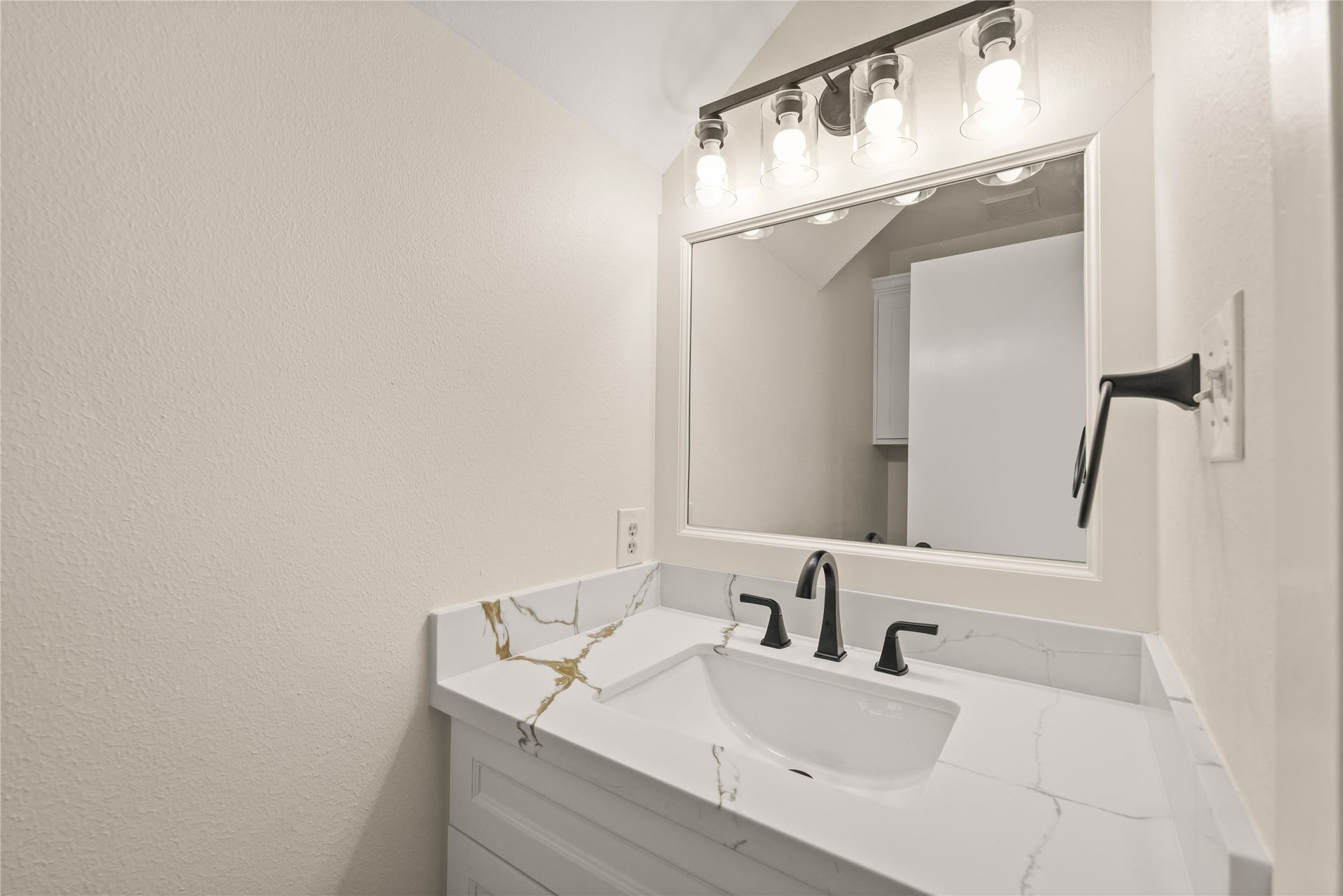3711 Fern View Drive, Houston, TX 77345 Downstairs half bathroom