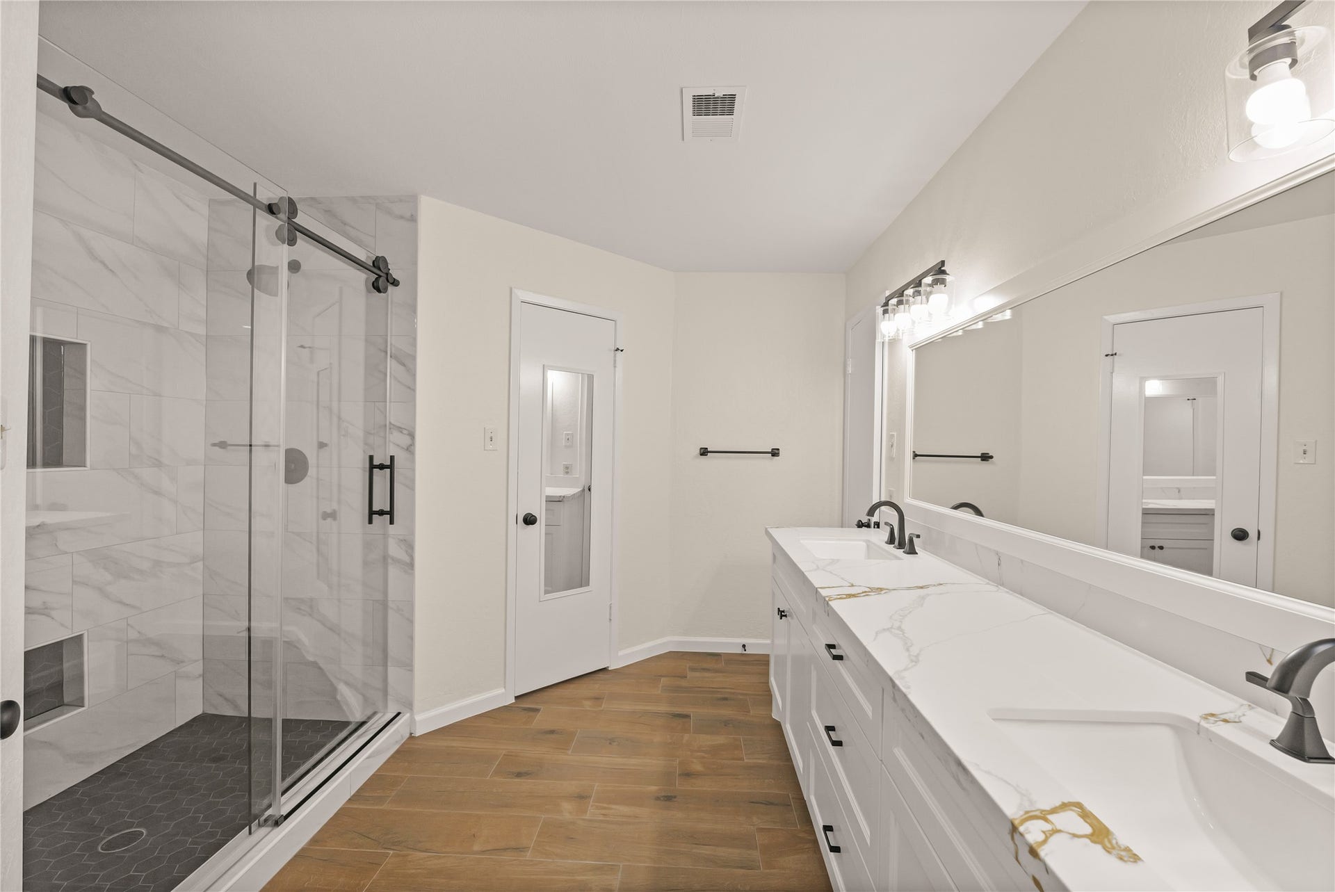 3711 Fern View Drive, Houston, TX 77345 Beautiful en-suite bathroom
