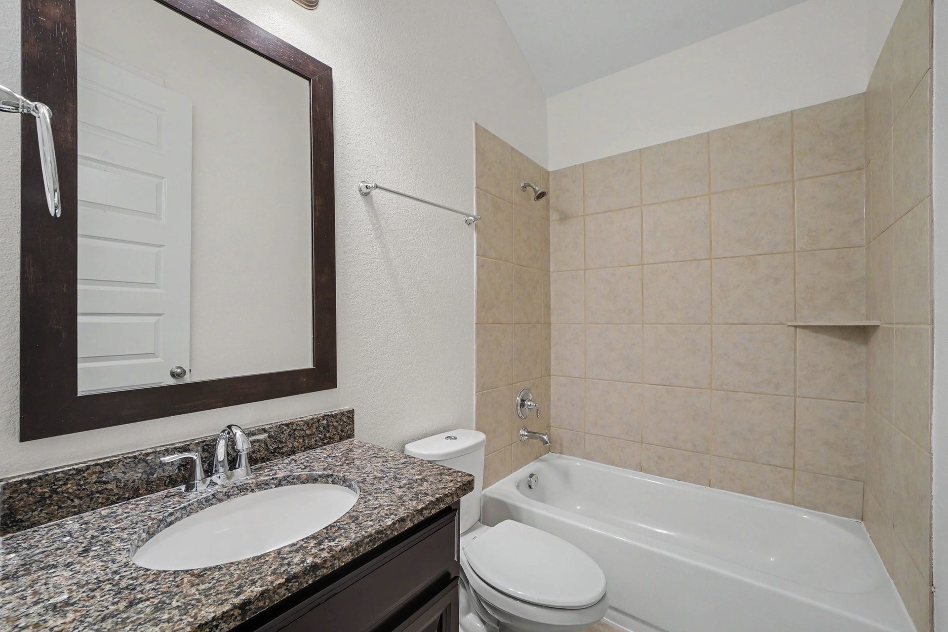 Secondary bathroom in-between the two guest bedrooms