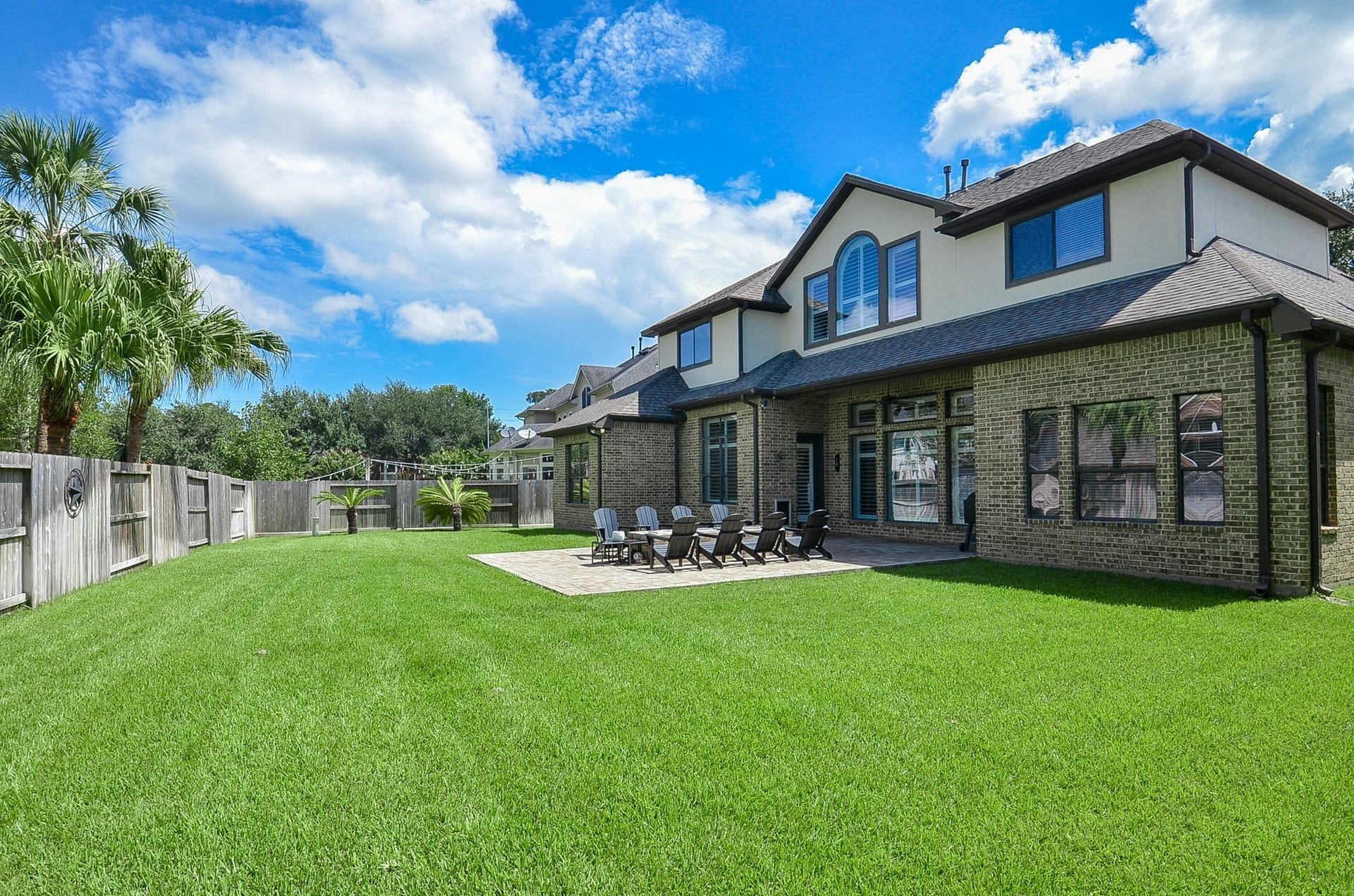 2015 Shadow Bend Drive, Sugar Land, TX 77479 10,031 SF lot ... the inside is updated and beautiful Build the pool of dreams in this massive backyard space.