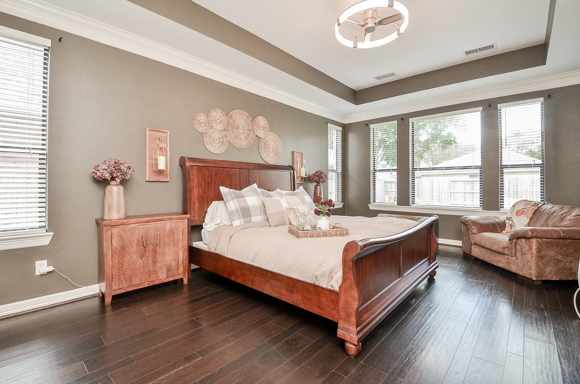 2015 Shadow Bend Drive, Sugar Land, TX 77479 The spacious primary retreat is thoughtfully designed with a dramatic tray ceiling, rich wood flooring and a large sitting area. Multiple windows create a bright, airy feel.