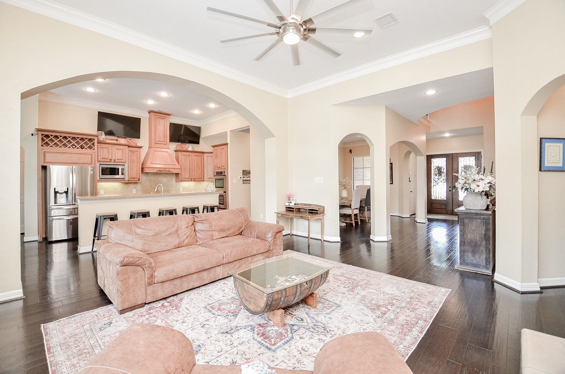 2015 Shadow Bend Drive, Sugar Land, TX 77479 Open concept living creates a entertainment flow between the family room, kitchen and surrounding spaces. 13 foot ceilings, graceful arched openings, crown molding make this home a stand out on the market today.