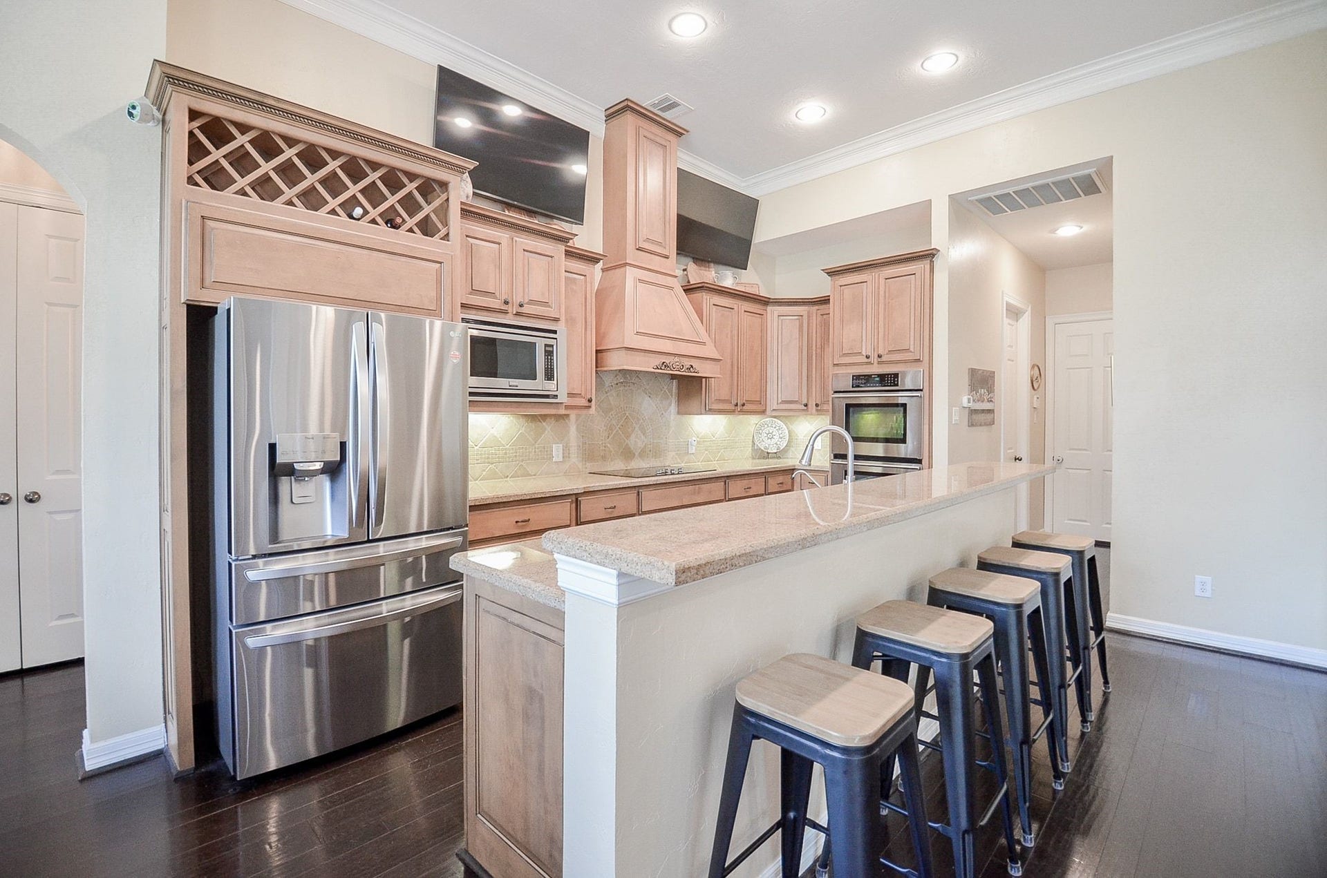 2015 Shadow Bend Drive, Sugar Land, TX 77479 This spacious kitchen features an impressive extended sit up breakfast bar ... perfect for casual dining, entertaining and gathering with the kids for homework and snacks.Partners in Building custom wood cabinetry provides exceptional storage and exquisite detail. Stainless steel appliances and the open design complete this highly functional kitchen.