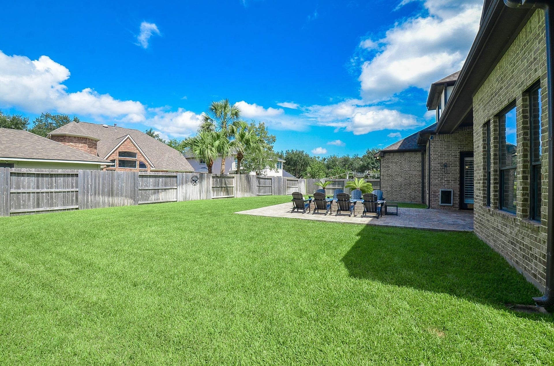 2015 Shadow Bend Drive, Sugar Land, TX 77479 Now THIS is a Texas sized backyard! An expansive stretch of green space offers incredible room to play, entertain and create the outdoor retreat of your dreams ~ with plenty of space for a future pool and still have room to spare.
