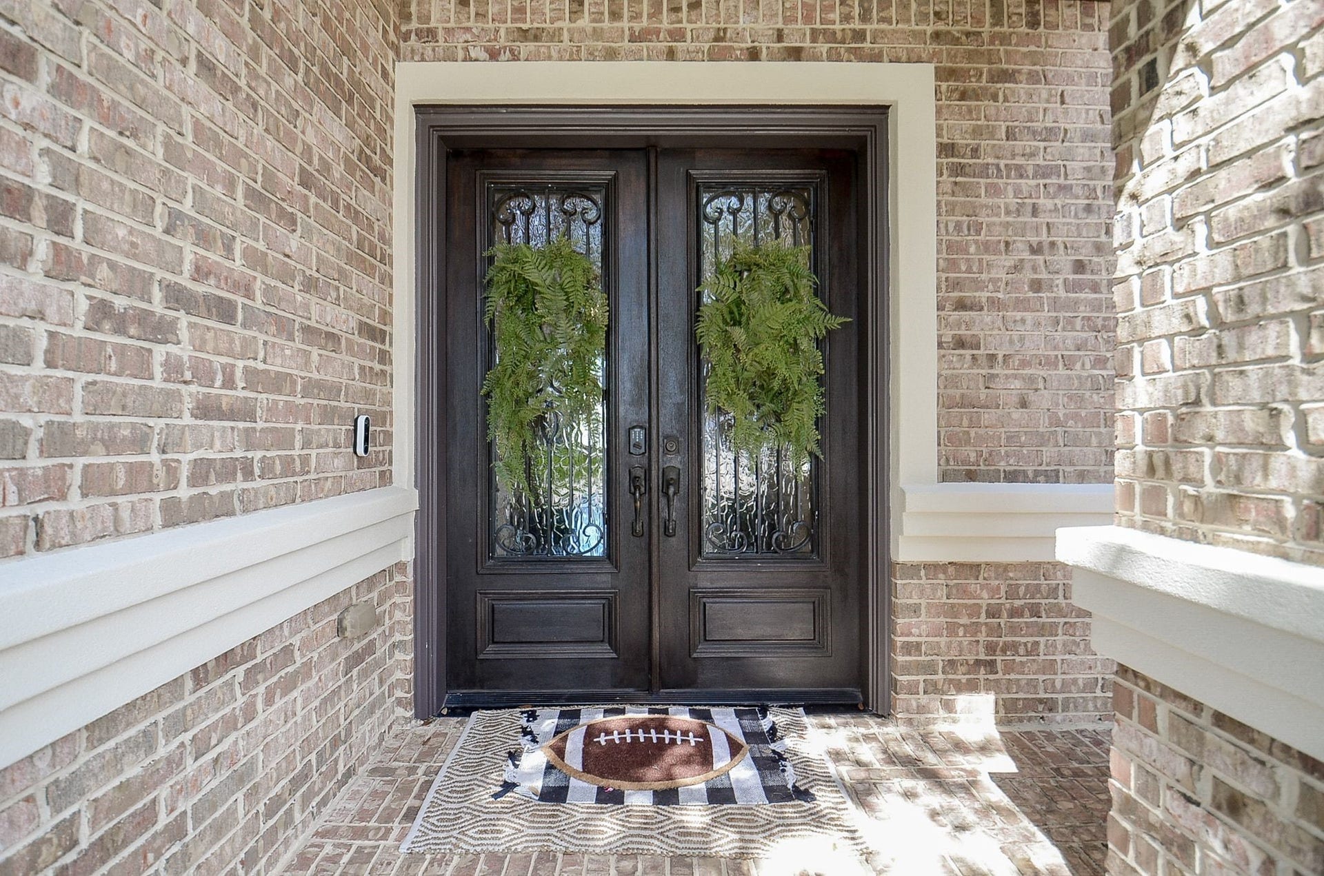 2015 Shadow Bend Drive, Sugar Land, TX 77479 Elegant double front doors, classic brick architecture and detailed stucco banding welcome you. Lets go in and be WOWED.