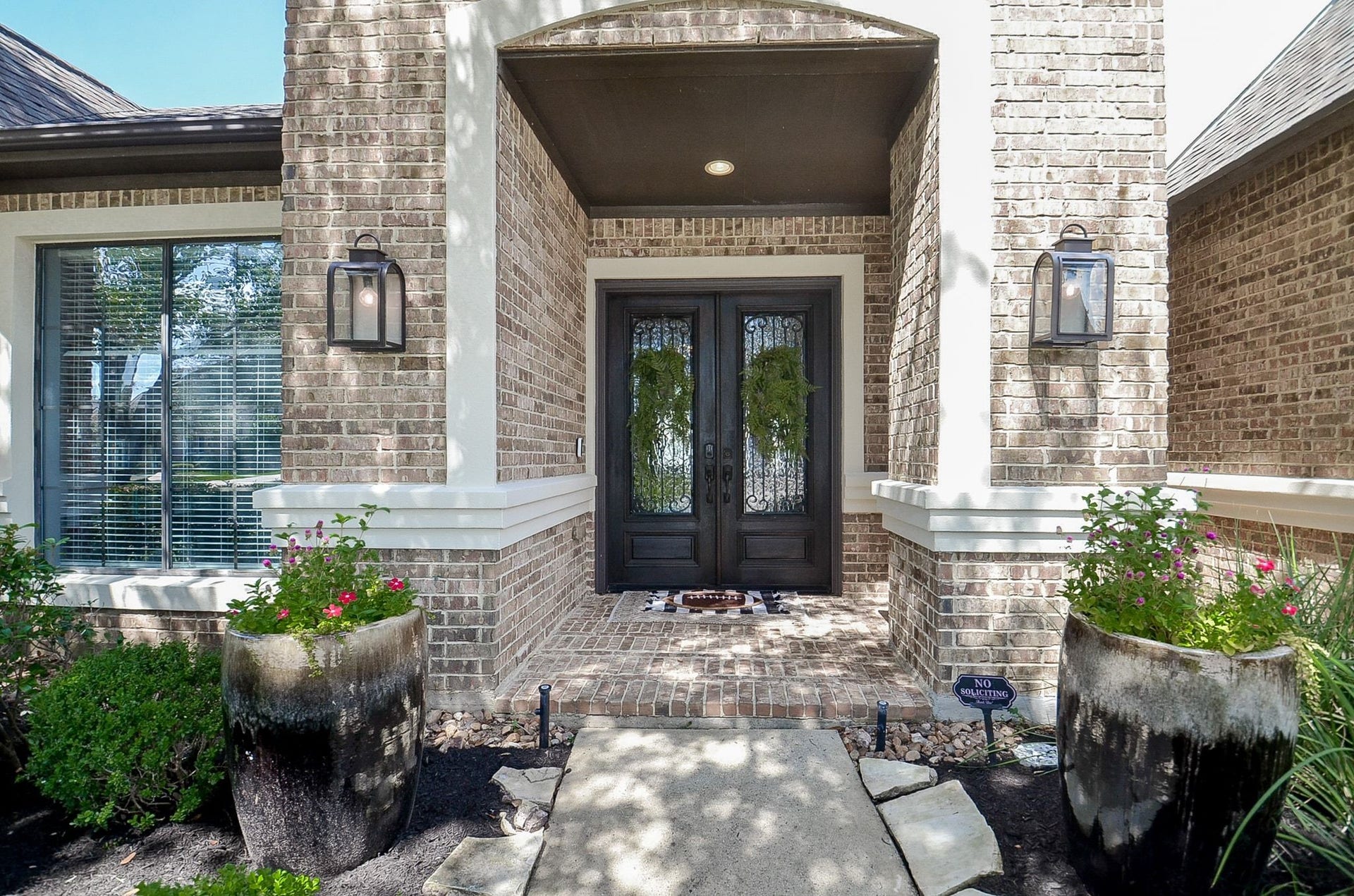 2015 Shadow Bend Drive, Sugar Land, TX 77479 Welcome to 2015 Shadow Bend. A place to be proud as you open your front door and greet friends, family and neighbors.