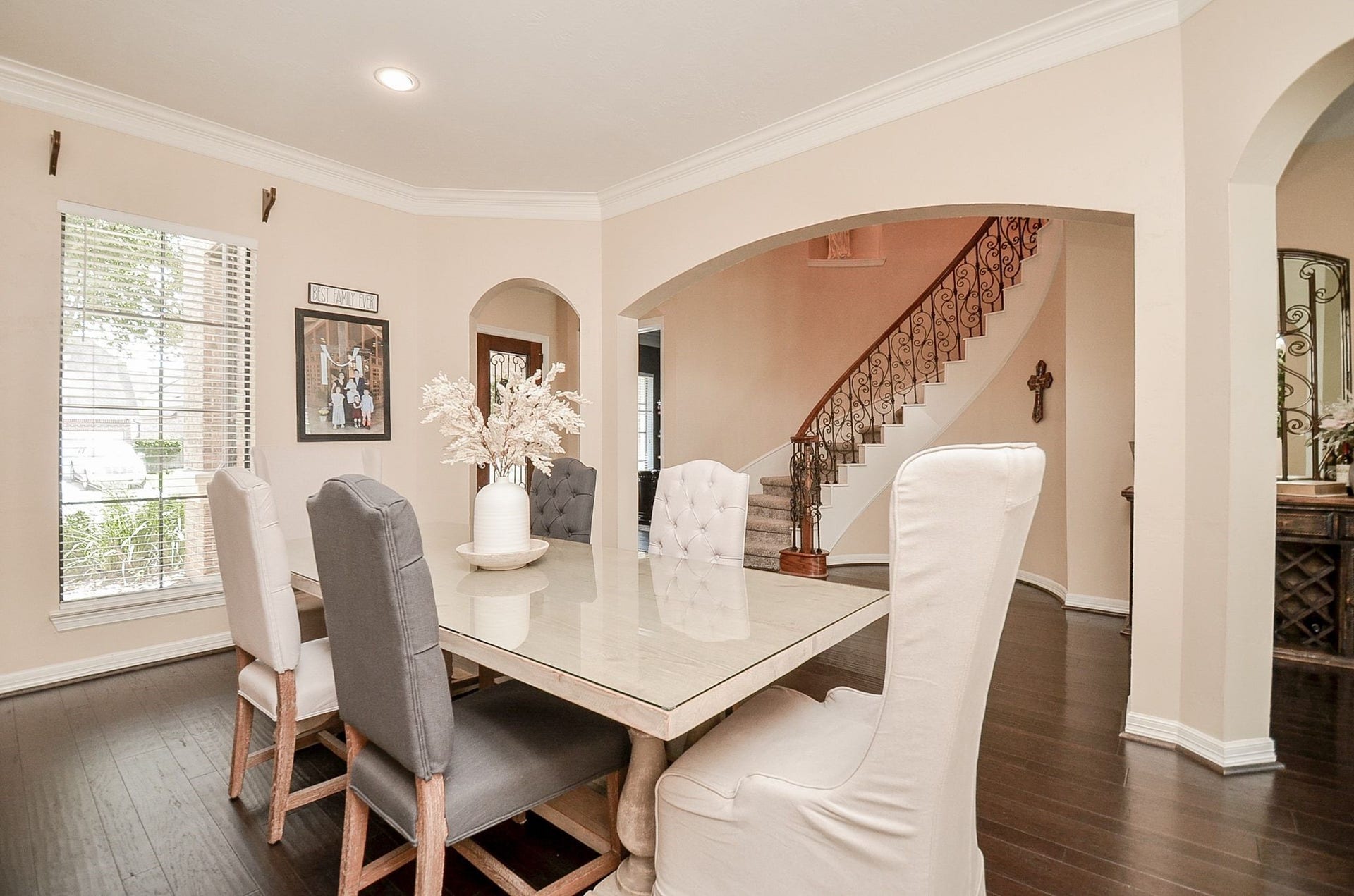 2015 Shadow Bend Drive, Sugar Land, TX 77479 Dramatic formal dining room with beautiful wood flooring, abundant natural light and graceful arched openings that created an elegant flow into the main living areas.