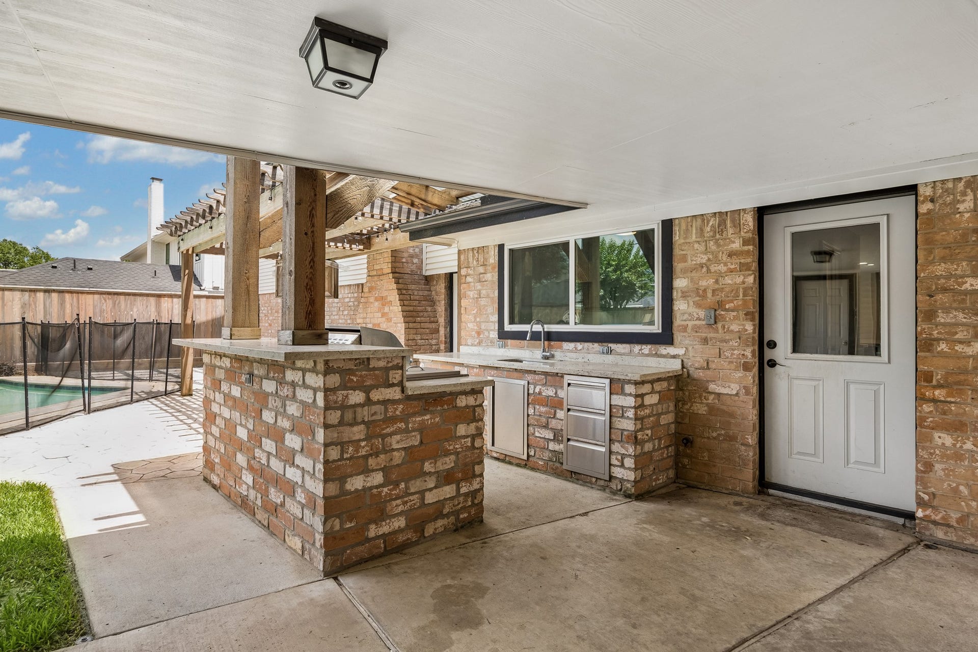 1022 Martin Street, Houston, TX 77018 Outdoor kitchen features a sink, grill, burner and drawers! Serve guests from the elevated bar area.