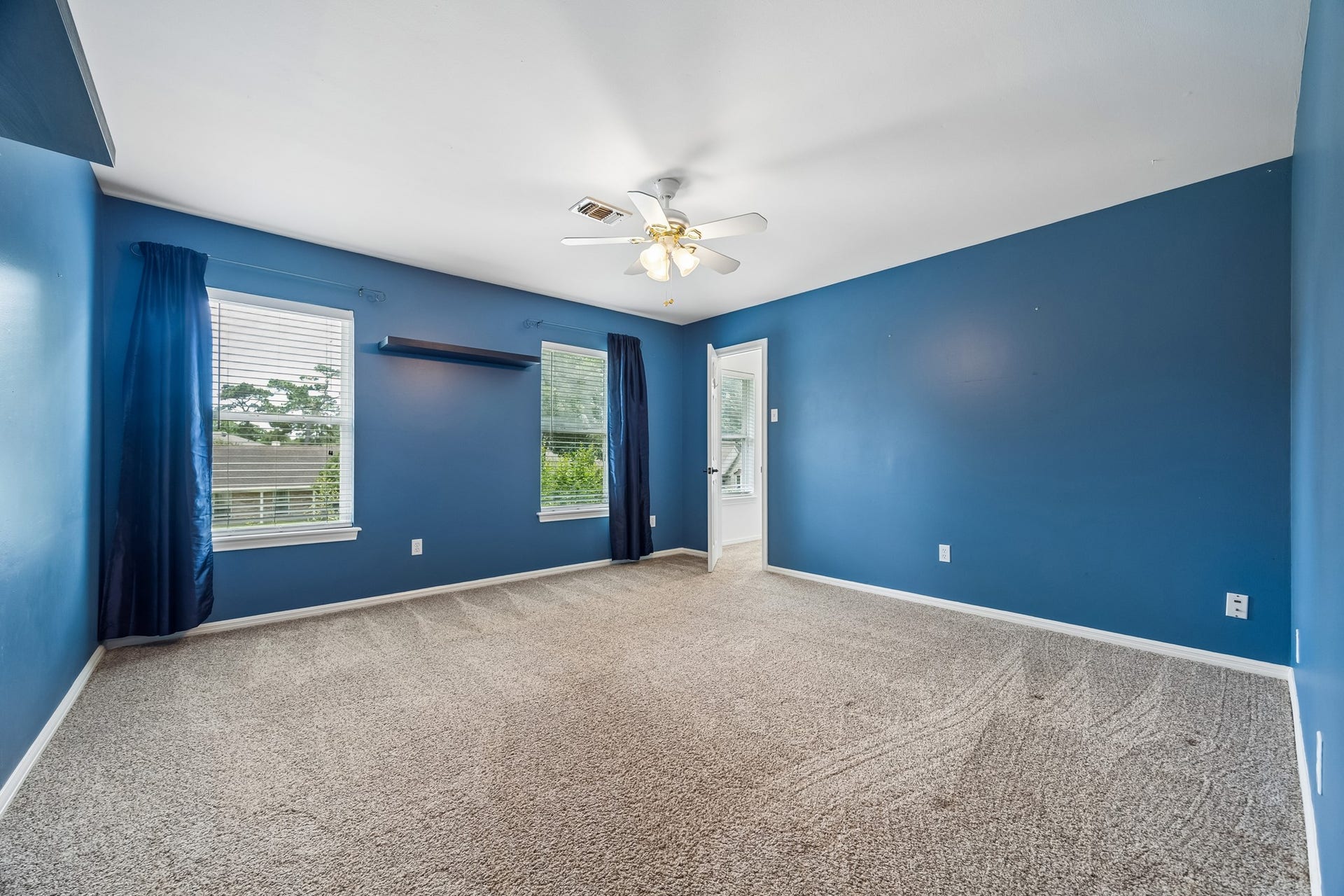 1022 Martin Street, Houston, TX 77018 This large bedroom even has a window in the walk in closet!