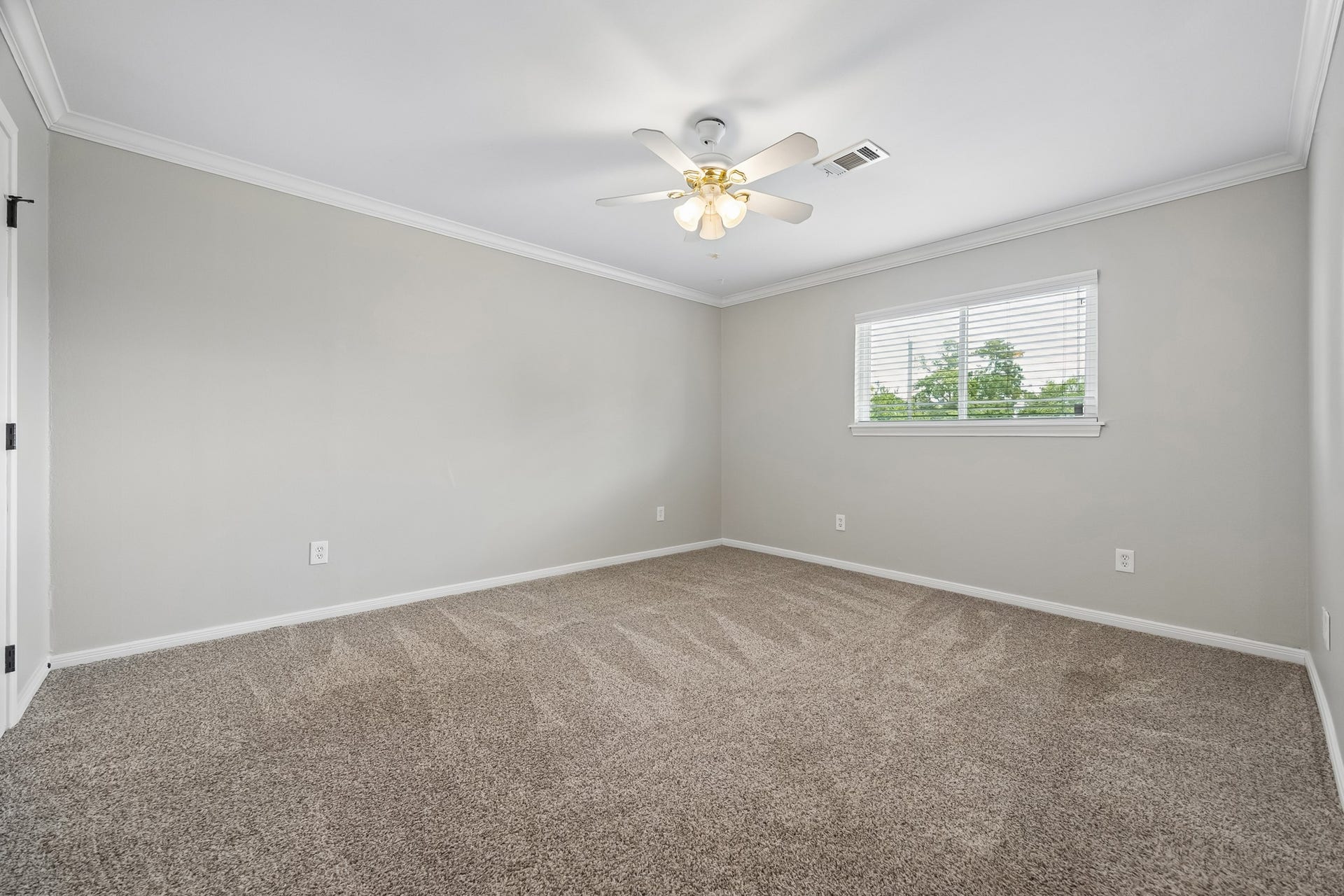 1022 Martin Street, Houston, TX 77018 This bedroom is extra large and offers an opportunity for a second primary suite as it also has an en suite bath.