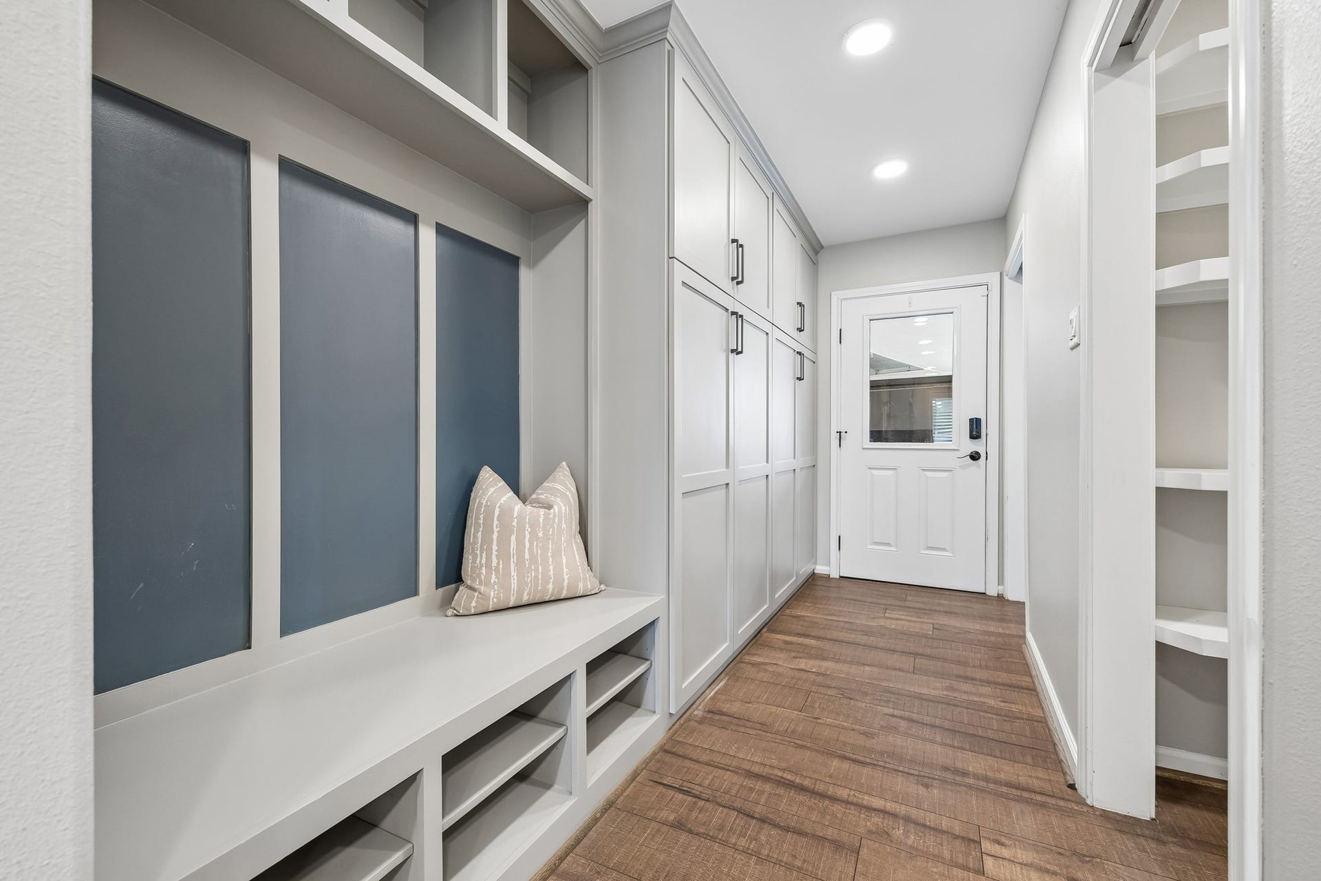 1022 Martin Street, Houston, TX 77018 Did you say you needed storage? This mud room area connect the kitchen to the pantry, laundry and back yard.