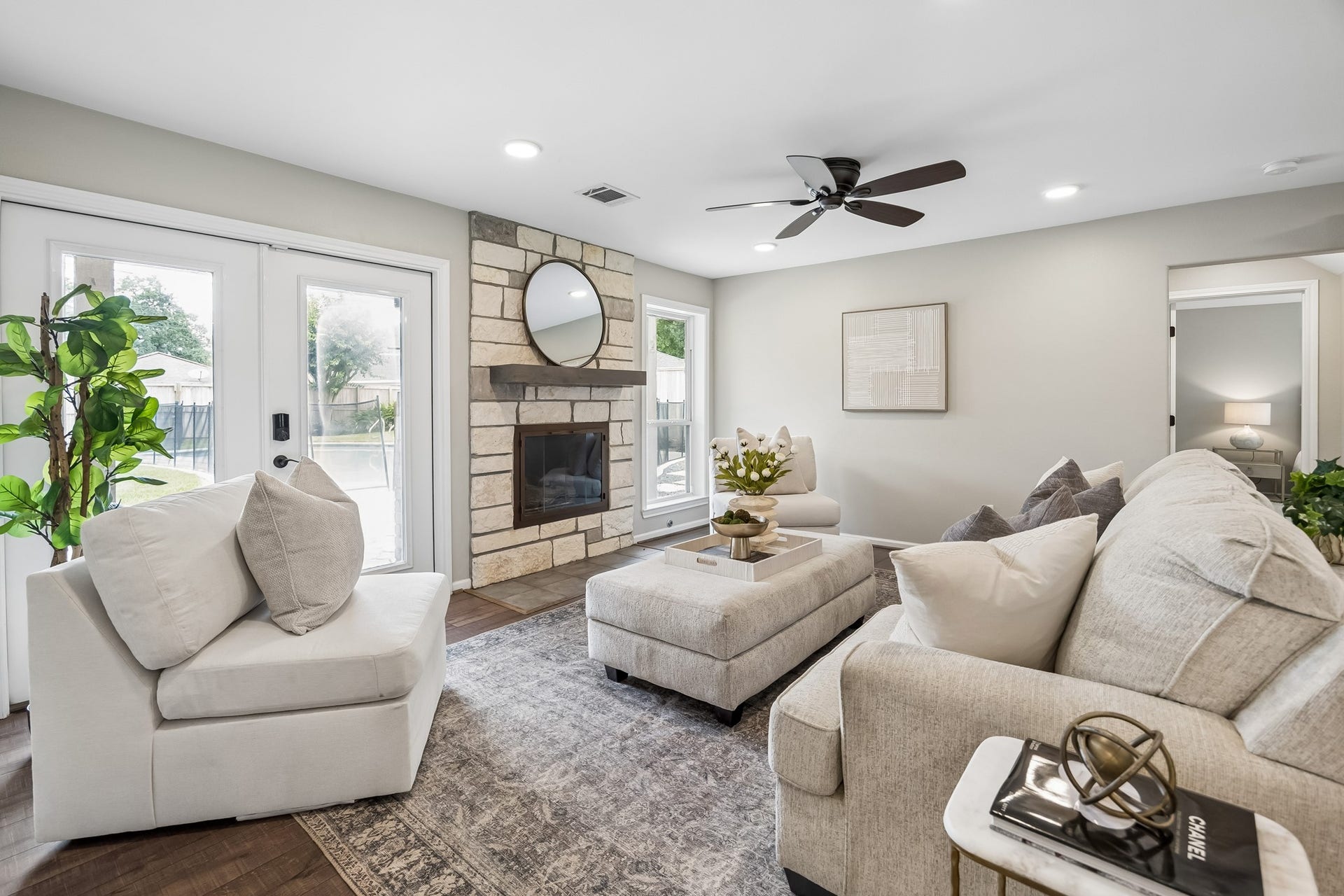 1022 Martin Street, Houston, TX 77018 This sunny living space overlooks the pool and outdoor kitchen and is open to both dining and kitchen.