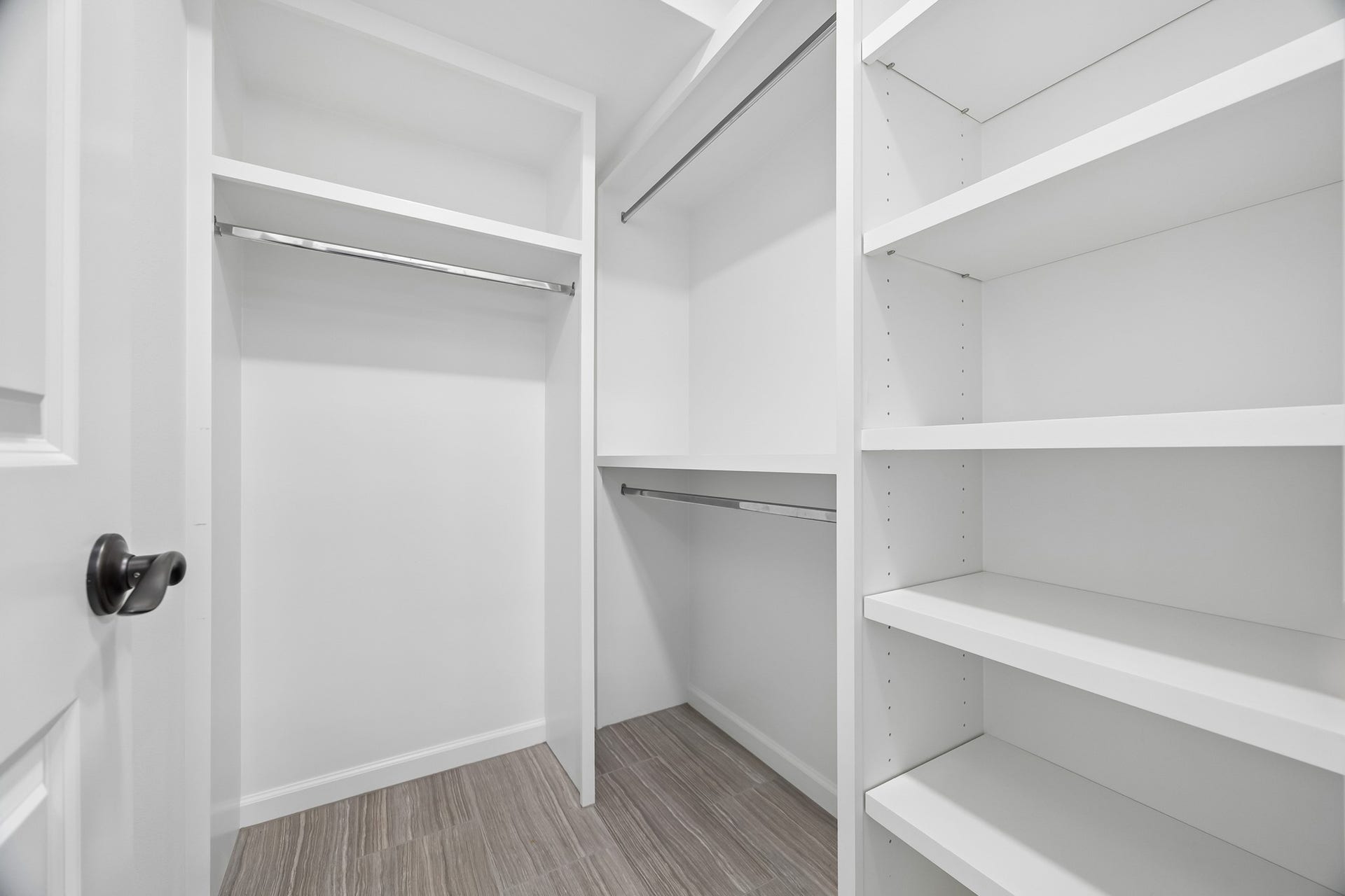 1022 Martin Street, Houston, TX 77018 Lovely walk in closet within the bath.