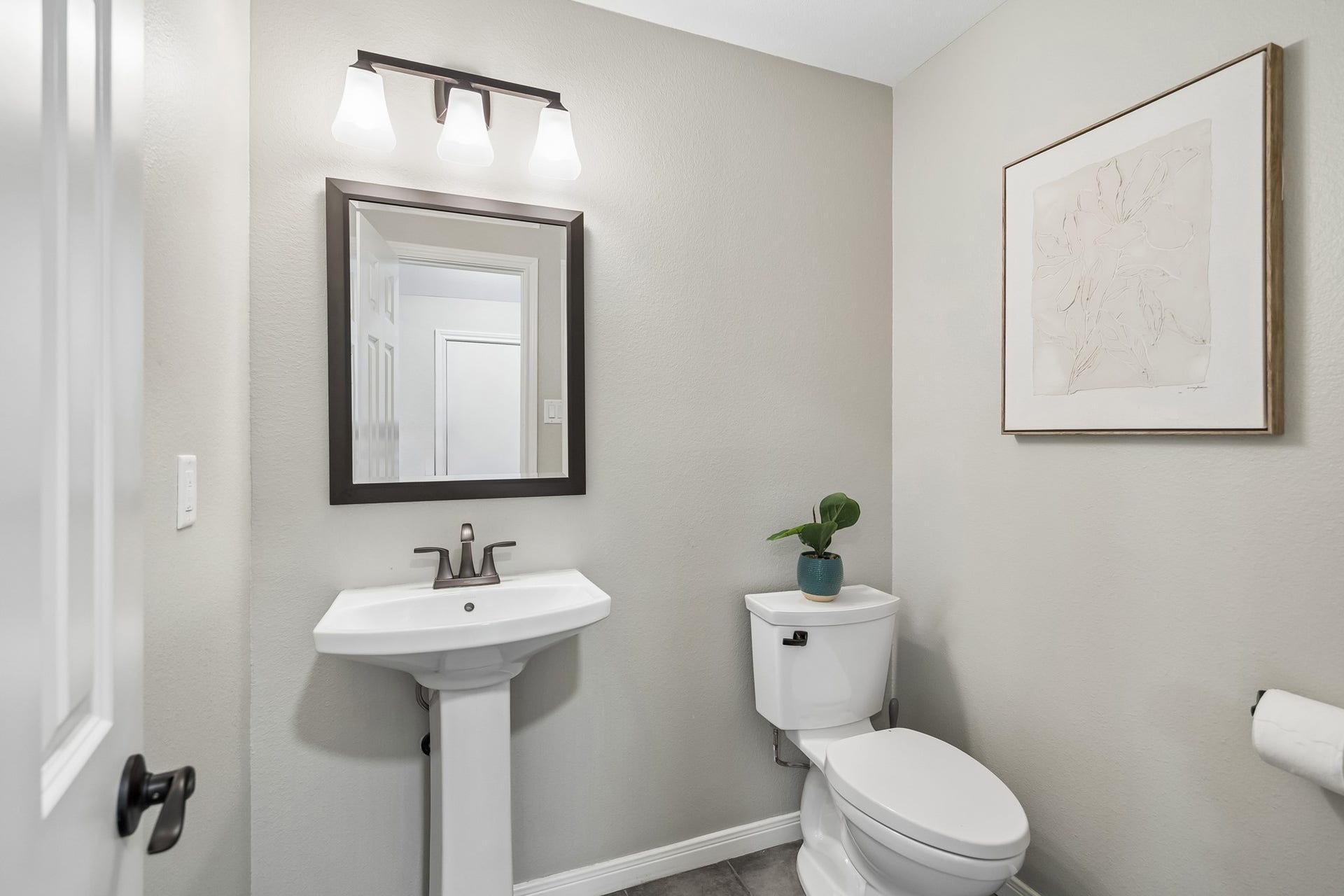 1022 Martin Street, Houston, TX 77018 The oversized half bath off the den.