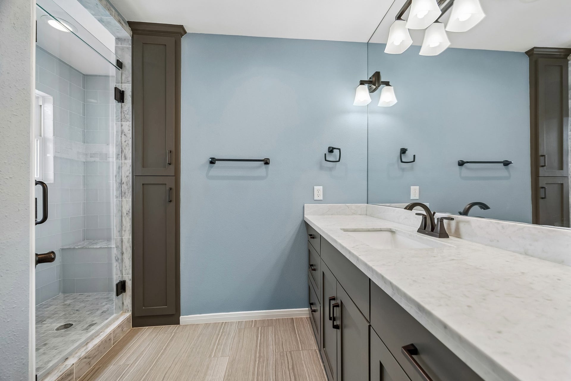 1022 Martin Street, Houston, TX 77018 En suite bath for the 3rd bedroom.