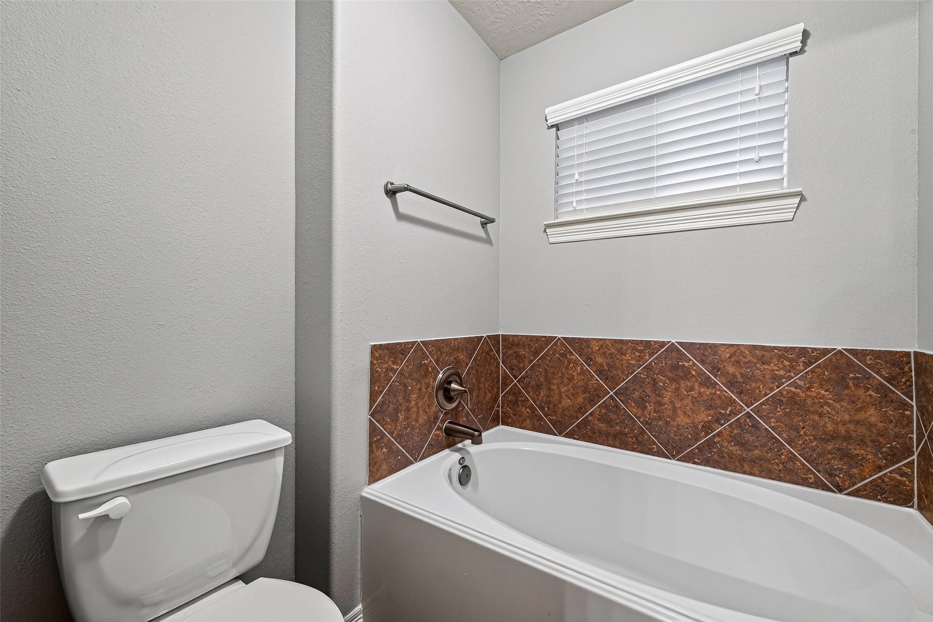 8910 Minola Oaks Drive, Houston, TX 77064 Primary private soaking tub.