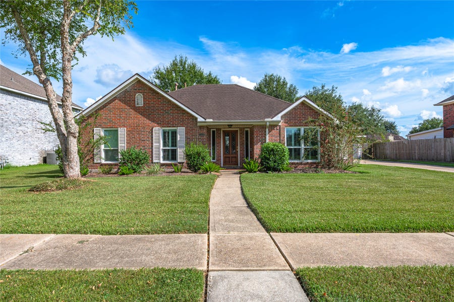 Property photo for 2009 Stapleton Drive, Friendswood, TX