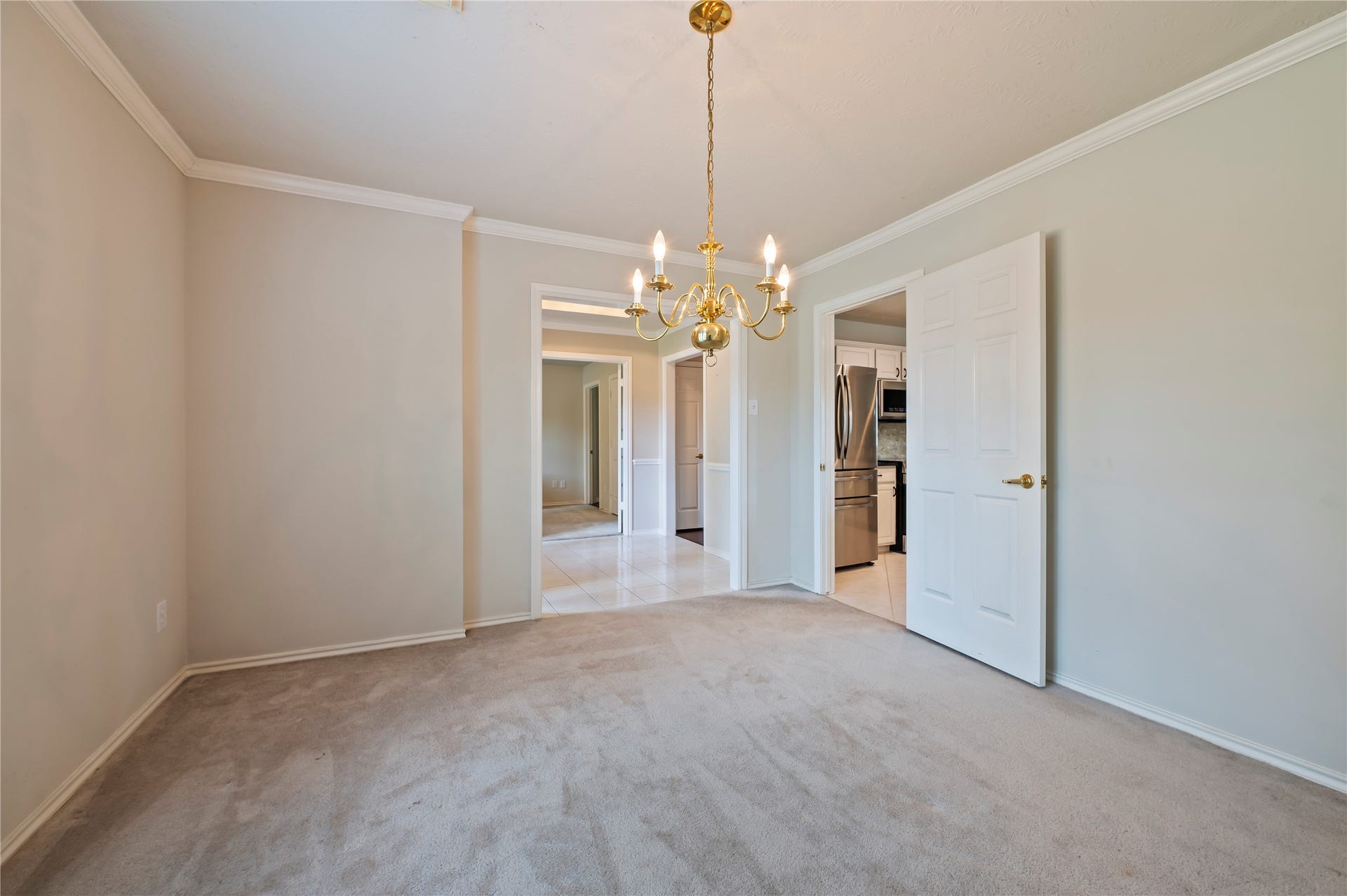 2009 Stapleton Drive, Friendswood, TX 77546 Easy and direct access from the formal dining to the kitchen area.