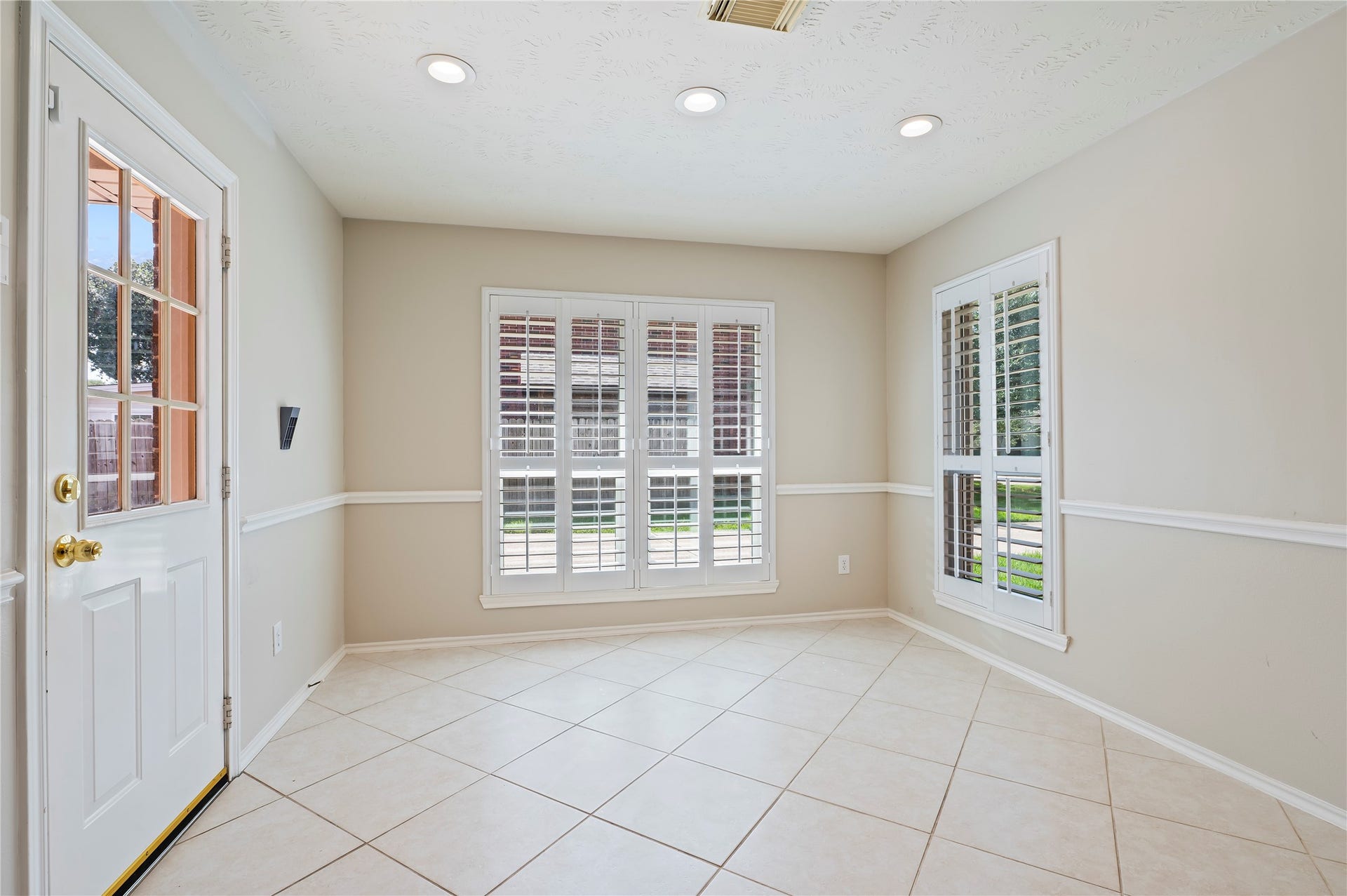 2009 Stapleton Drive, Friendswood, TX 77546 Spacious breakfast area with tiled flooring.