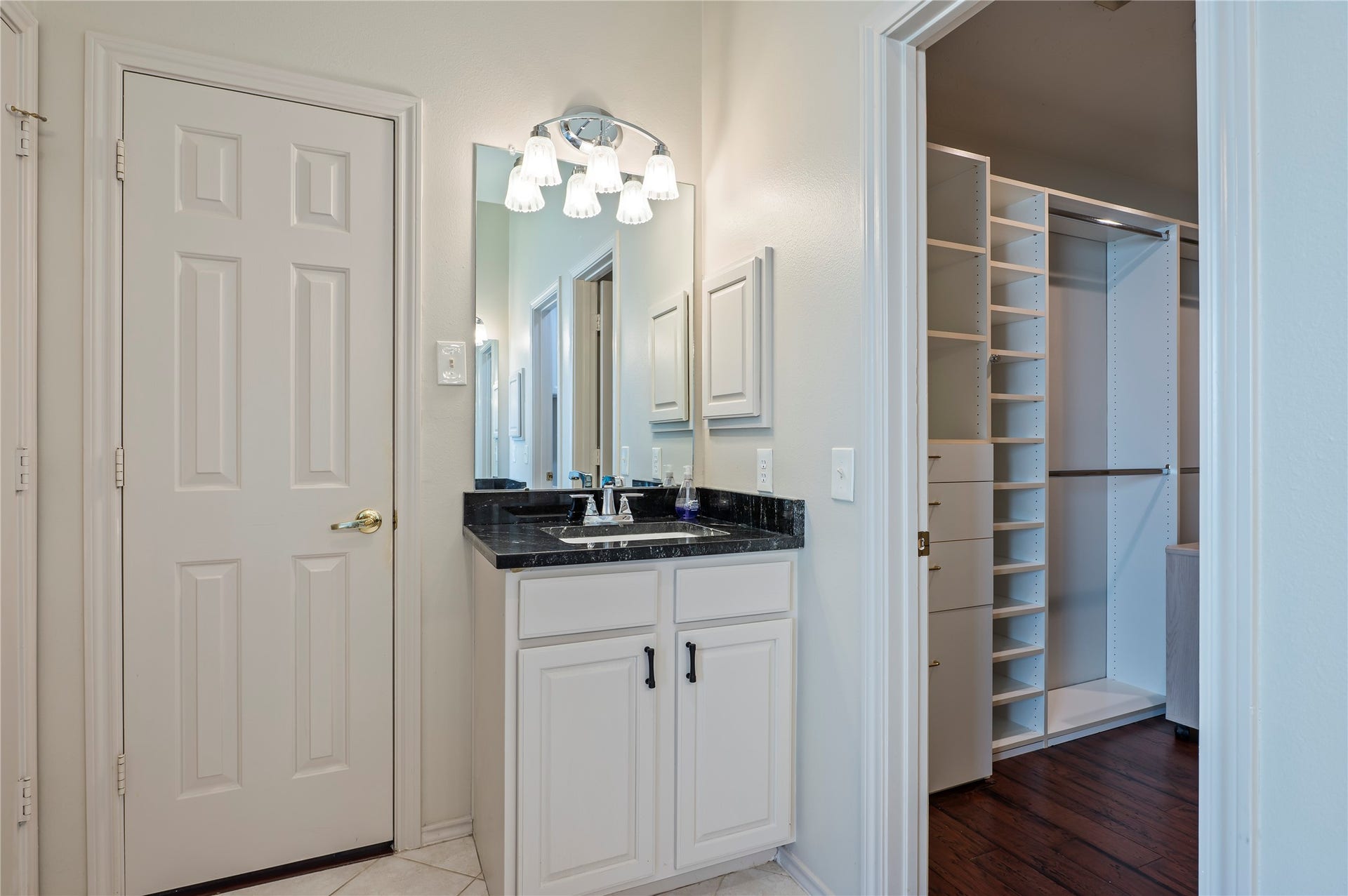 2009 Stapleton Drive, Friendswood, TX 77546 Adjacent to the second vanity is the large walk in closet.