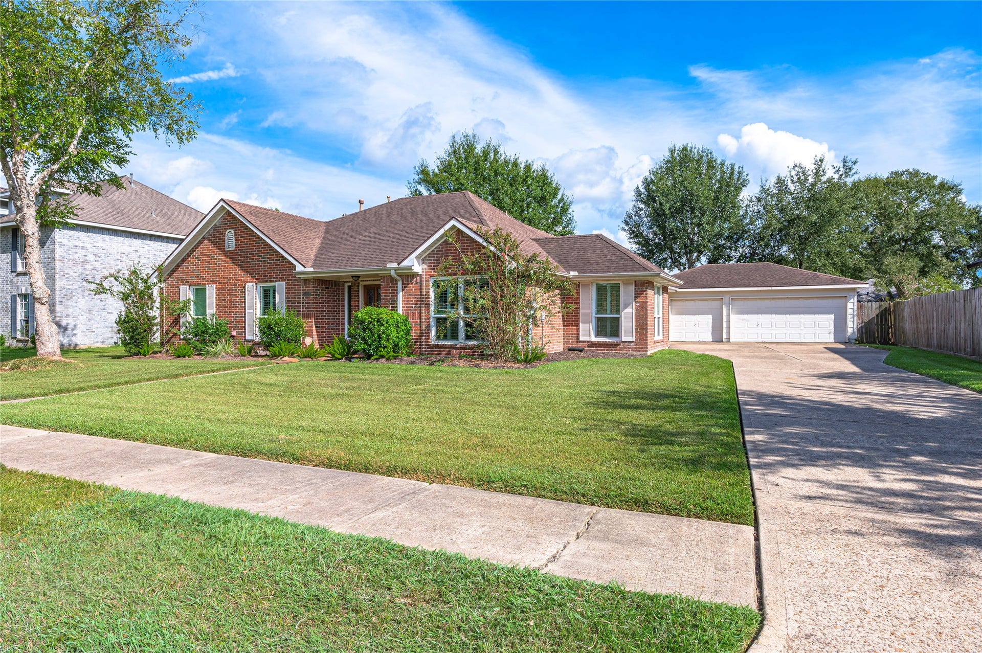 2009 Stapleton Drive, Friendswood, TX 77546 Spacious 4 bedroom 2 full bath home located in the Somerset Place subdivision of Friendswood TX. Zoned to FISD. Wide driveway extends back to the 3 car detached garage.