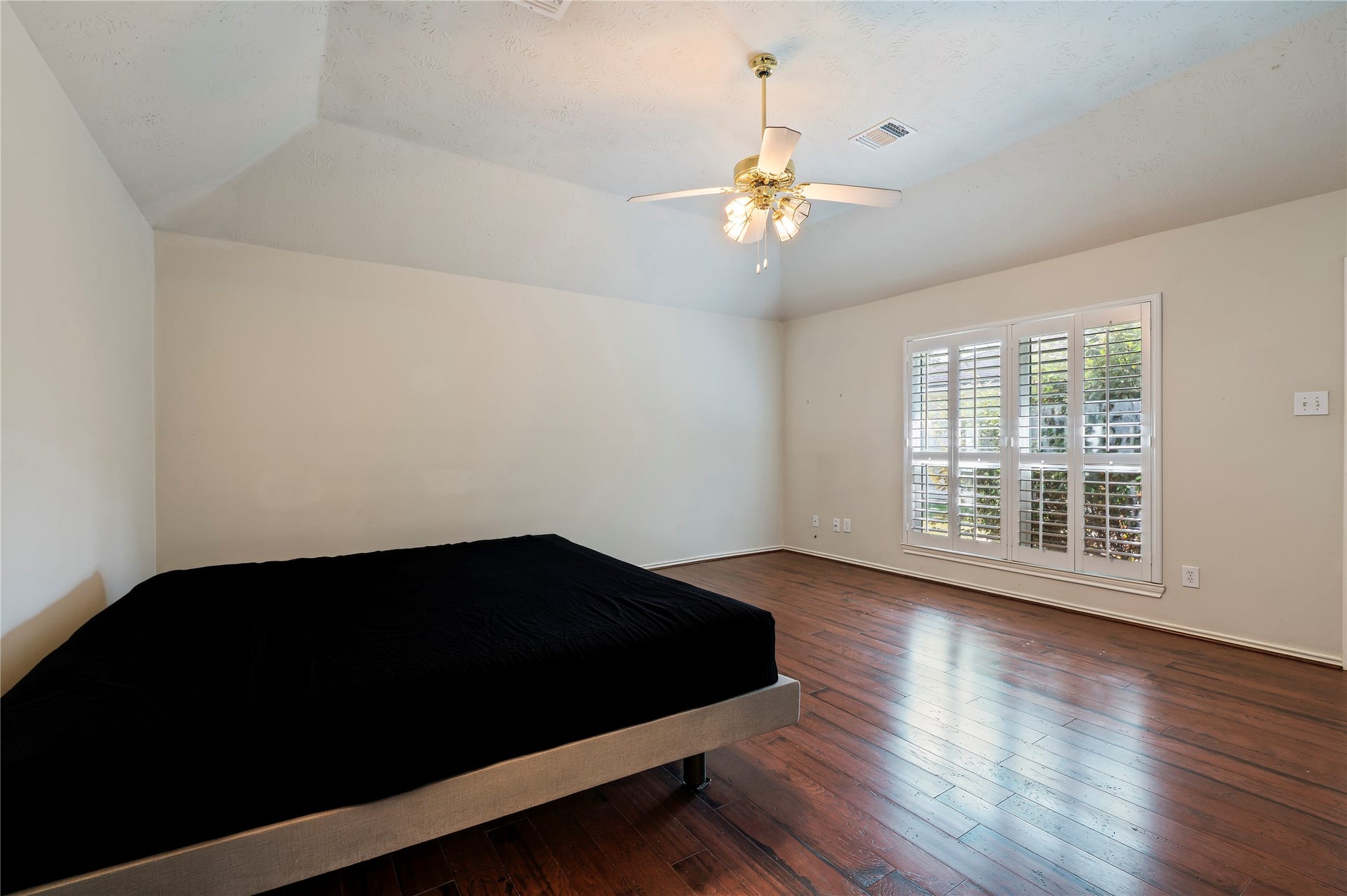 2009 Stapleton Drive, Friendswood, TX 77546 Oversized primary bedroom with wood flooring and high ceilings.