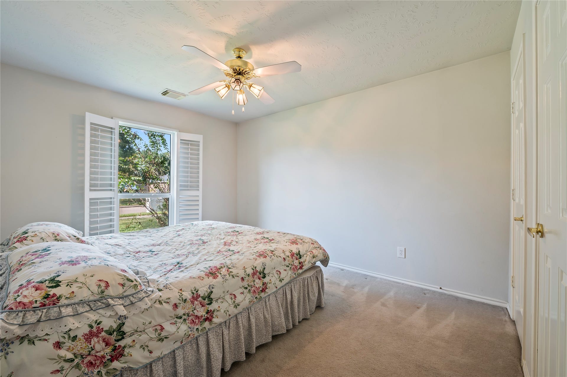 2009 Stapleton Drive, Friendswood, TX 77546 Large 4th bedroom with great natural lighting.