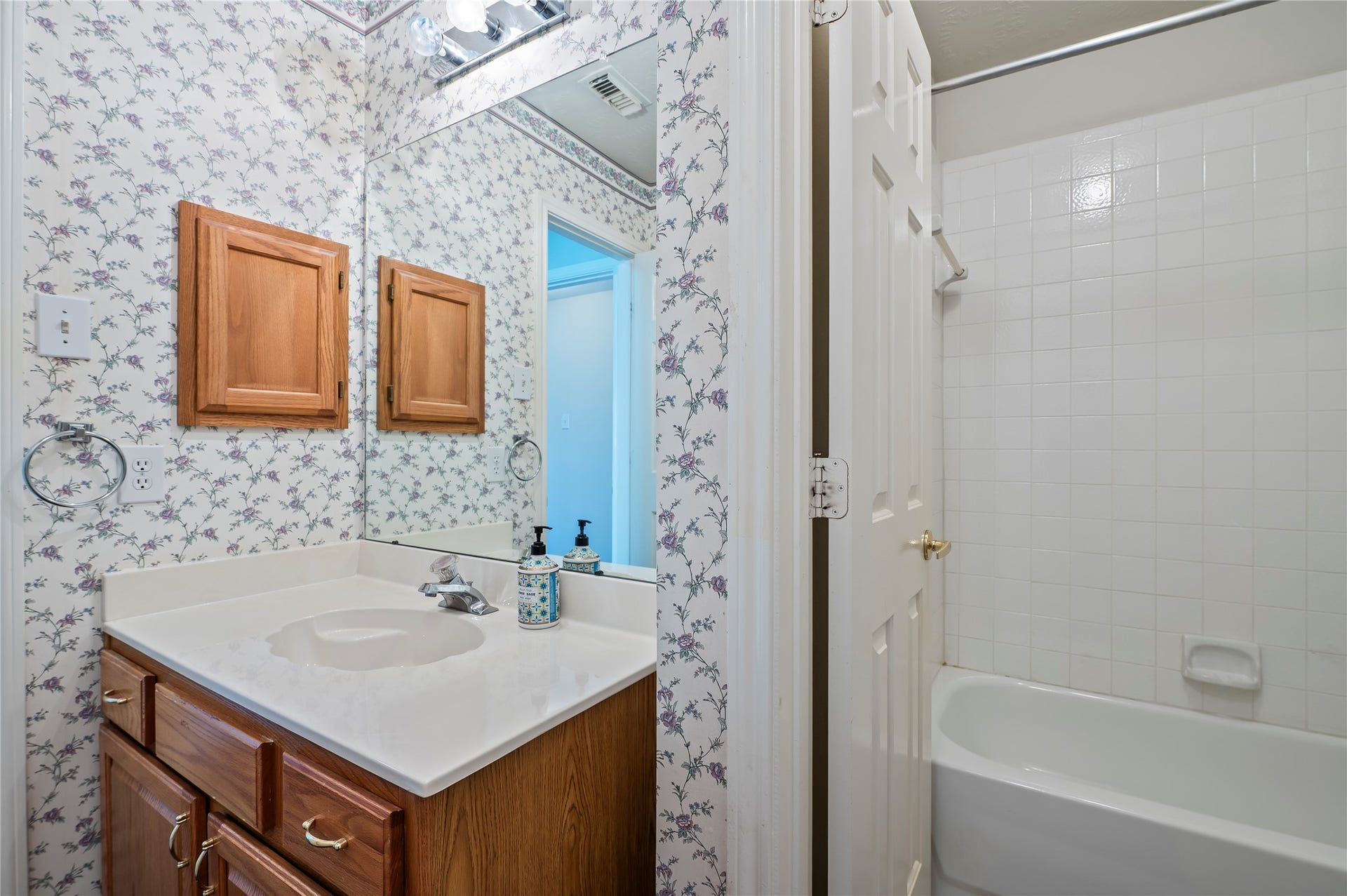 2009 Stapleton Drive, Friendswood, TX 77546 Shower/tub combo in adjacent area of the 2nd bath.