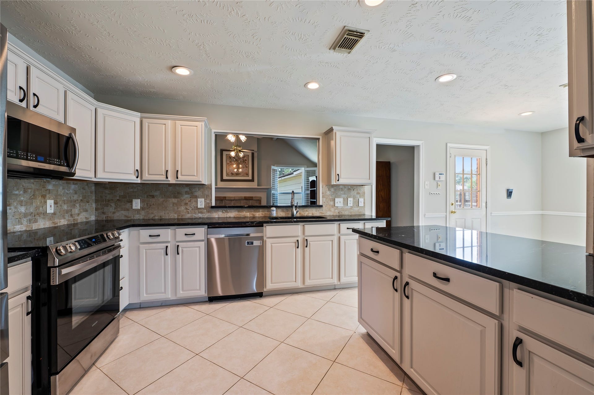2009 Stapleton Drive, Friendswood, TX 77546 Counter top space on all sides of the kitchen.