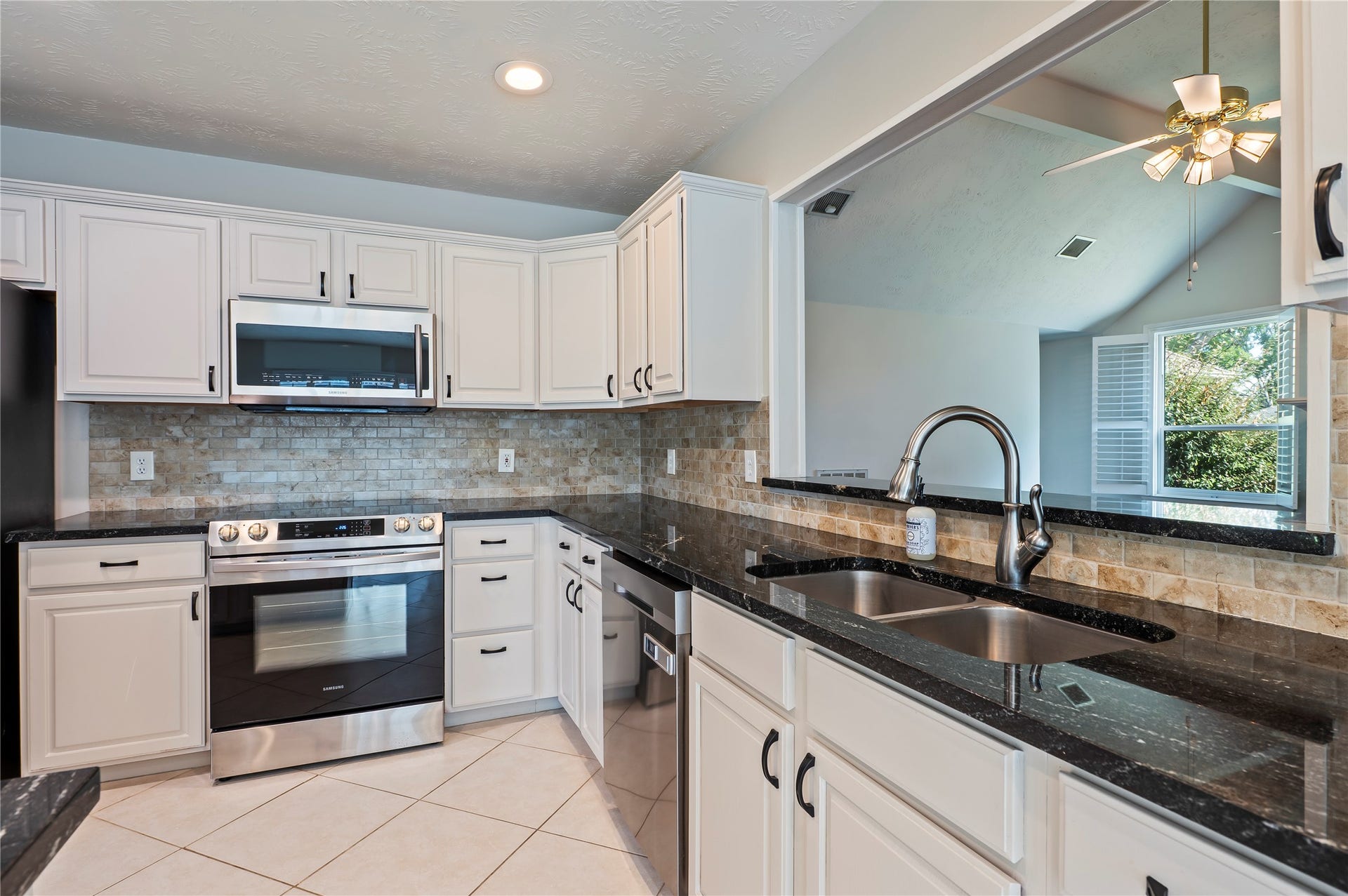 2009 Stapleton Drive, Friendswood, TX 77546 Stainless steel double sink and stainless steel appliances throughout.