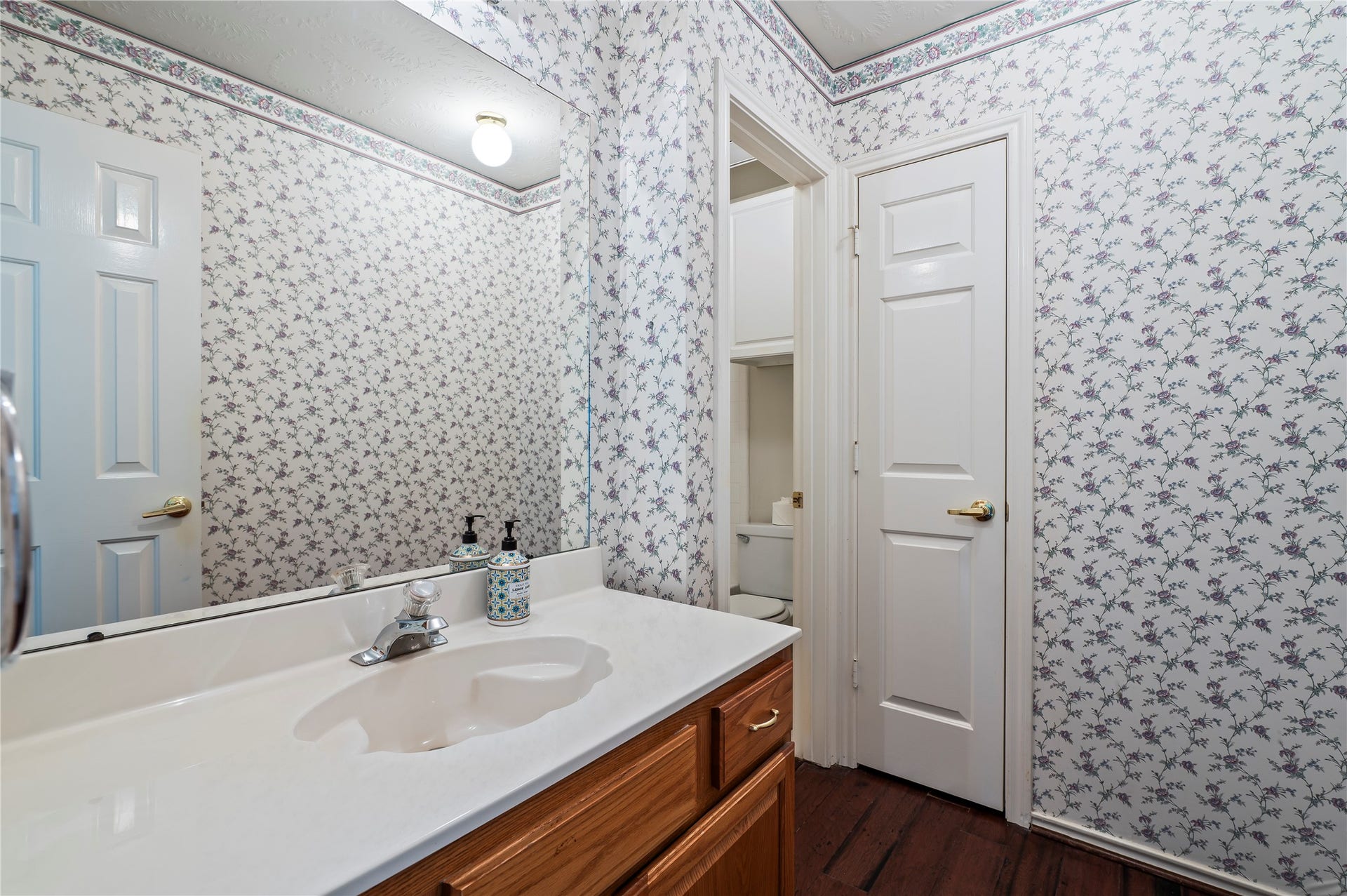 2009 Stapleton Drive, Friendswood, TX 77546 Full sized spare bath with large vanity and tile flooring.