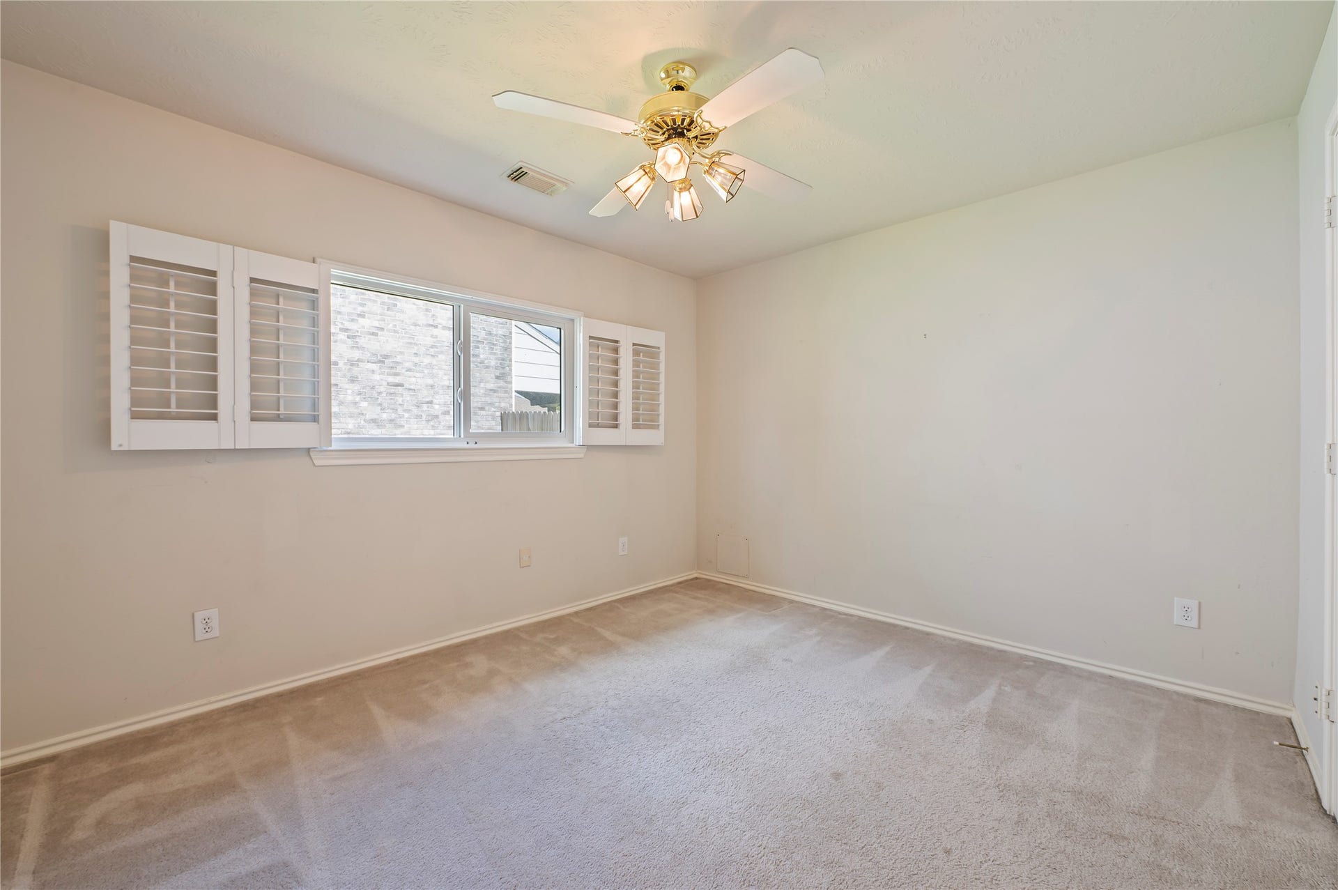 2009 Stapleton Drive, Friendswood, TX 77546 3rd bedroom is spacious with ample closet space.