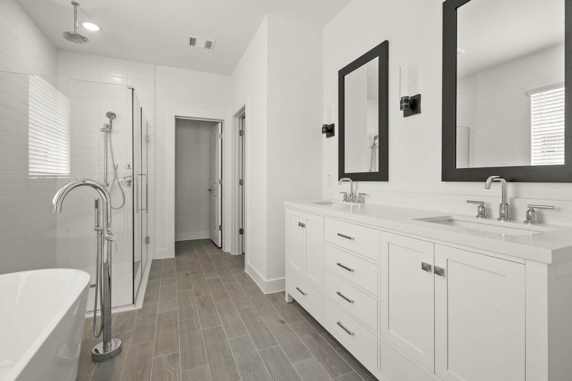 29402 Hillberry Oaks Court, Waller, TX 77484 Spa-like primary bath (*Photo not of actual home and used for illustration purposes only.)